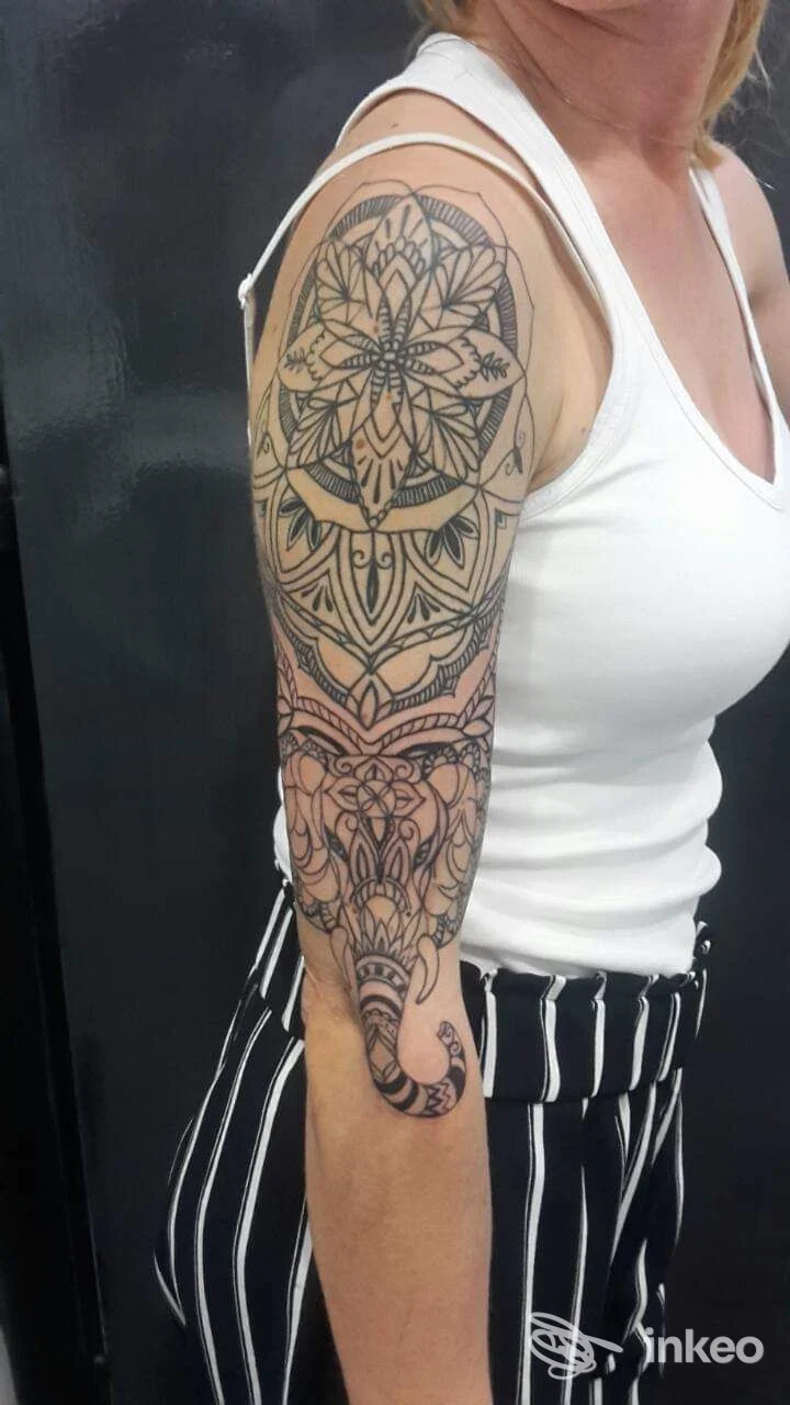 Tatuaggio a manica ornamentale sul braccio di una donna, foto fornita da Keine Tranen Tattoo, Roma.