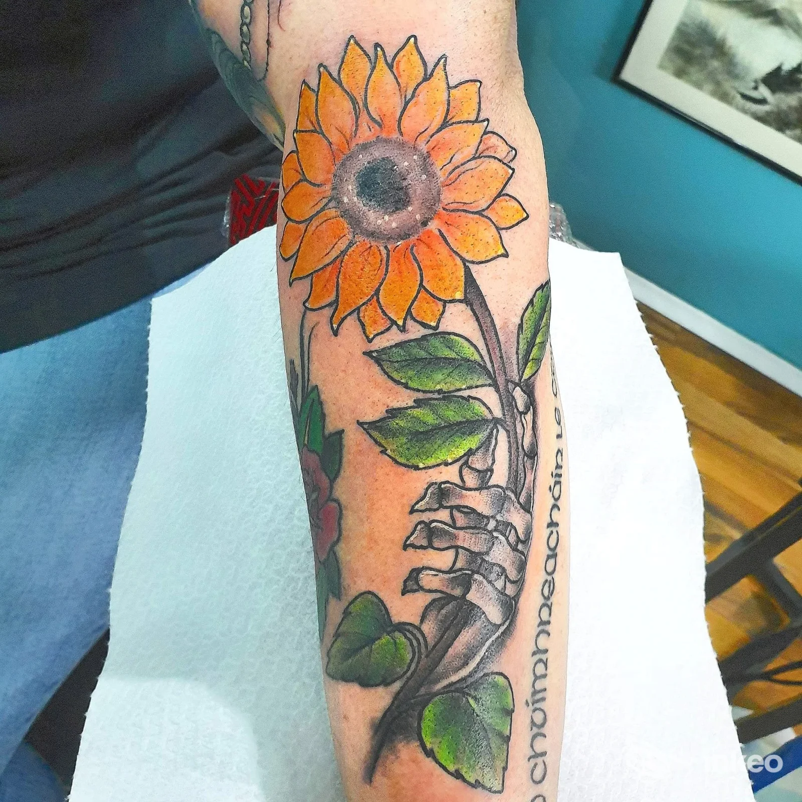 Tatuaggio a girasole sull'avambraccio fotografato per L'altra Metá Tattoo Shop, Gaeta.
