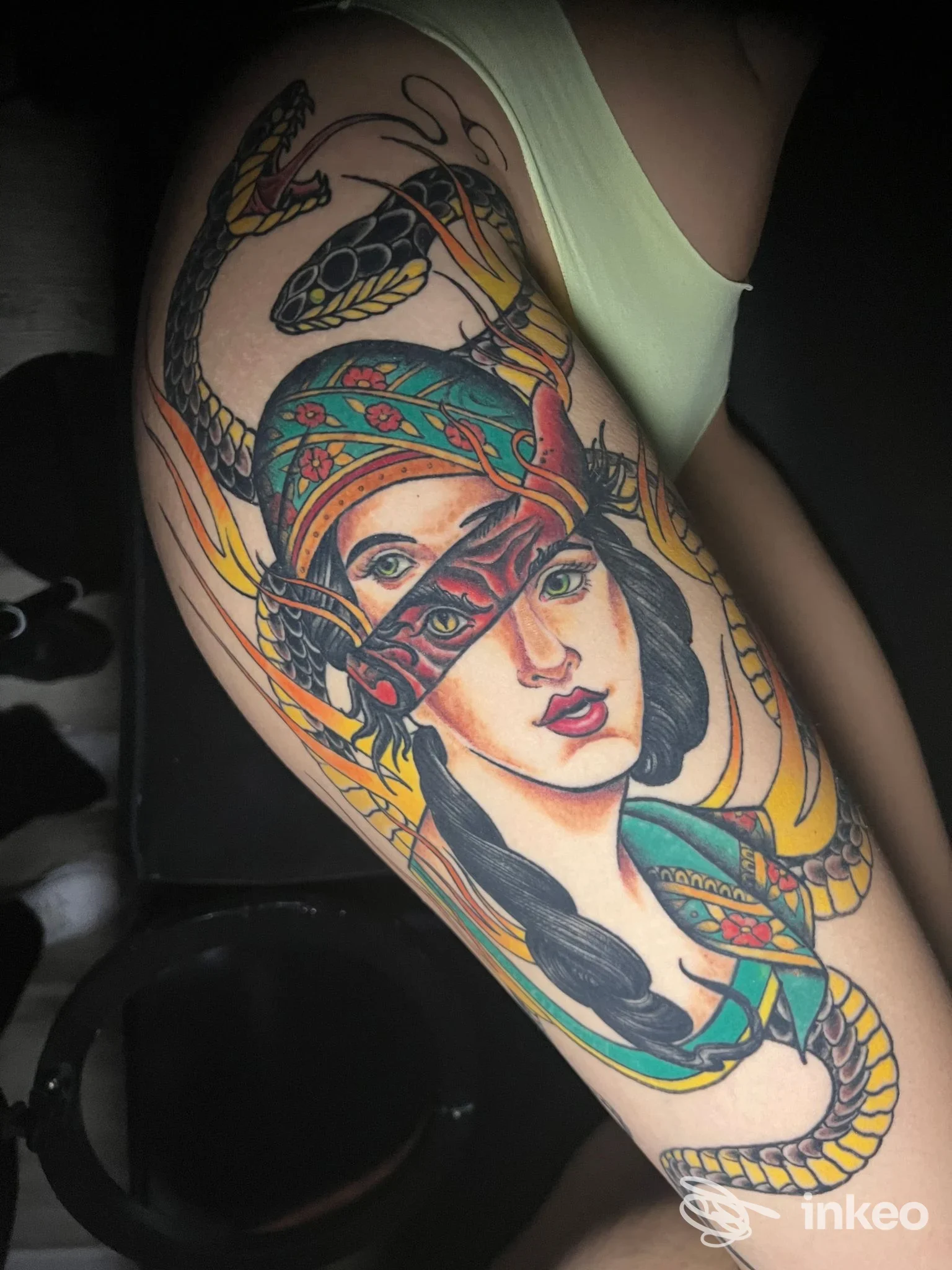 Tatuaggio su coscia: grande ritratto femminile stilizzato avvolto da serpenti, immagine scattata presso Lucky Tattoo and Piercing, Roma.