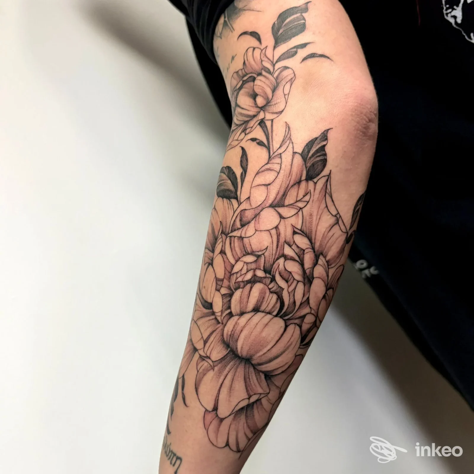 Tatuaggio floreale in bianco e nero sull'avambraccio fotografato presso MASTRO TATTOO studio tatuaggi e piercing, Roma.