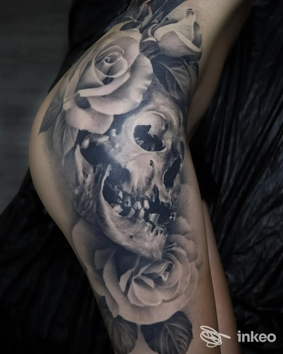 Tatuaggio realistico in bianco e nero con teschio e rose sulla coscia, Macko Tattoo Shops, Roma.