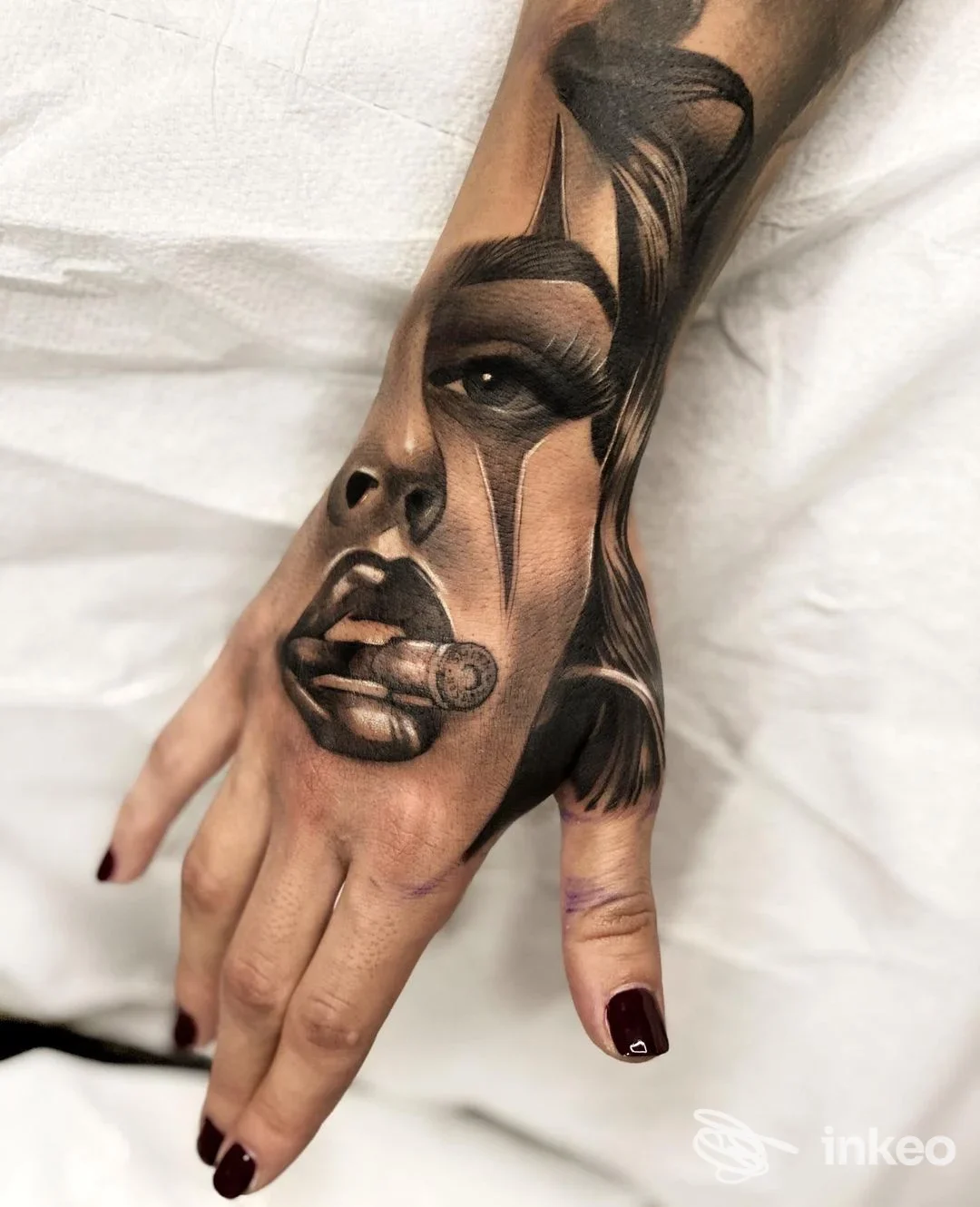 Tatuaggio realistico in bianco e nero di un volto femminile sul dorso della mano e avambraccio, Macko Tattoo Shops Roma, Roma.
