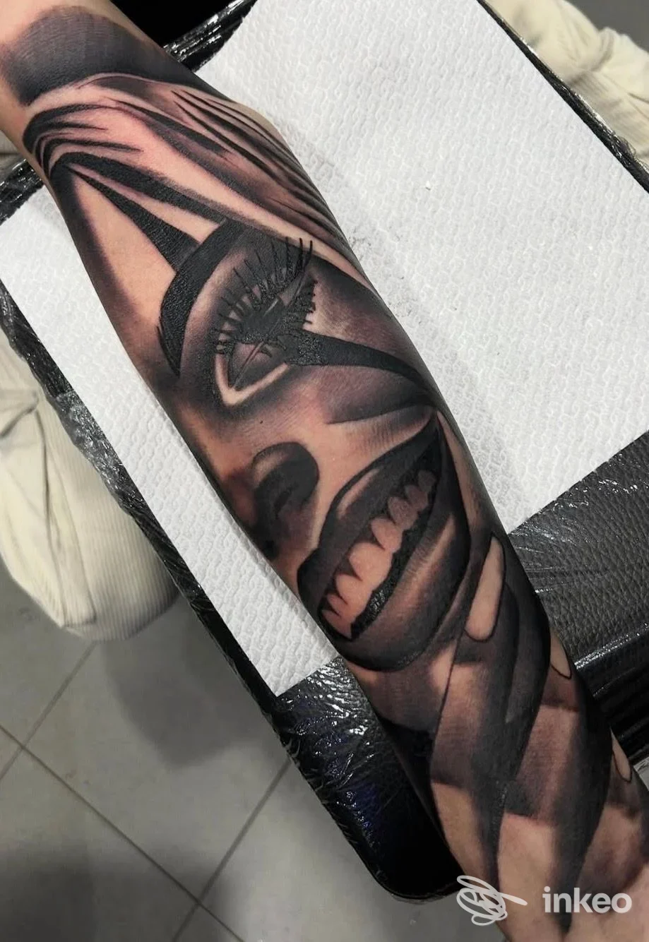Tatuaggio realistico in bianco e nero su avambraccio con volti stilizzati, forti sfumature e contrasti. Marmo Gdi - Tattoo & Piercing, Roma.