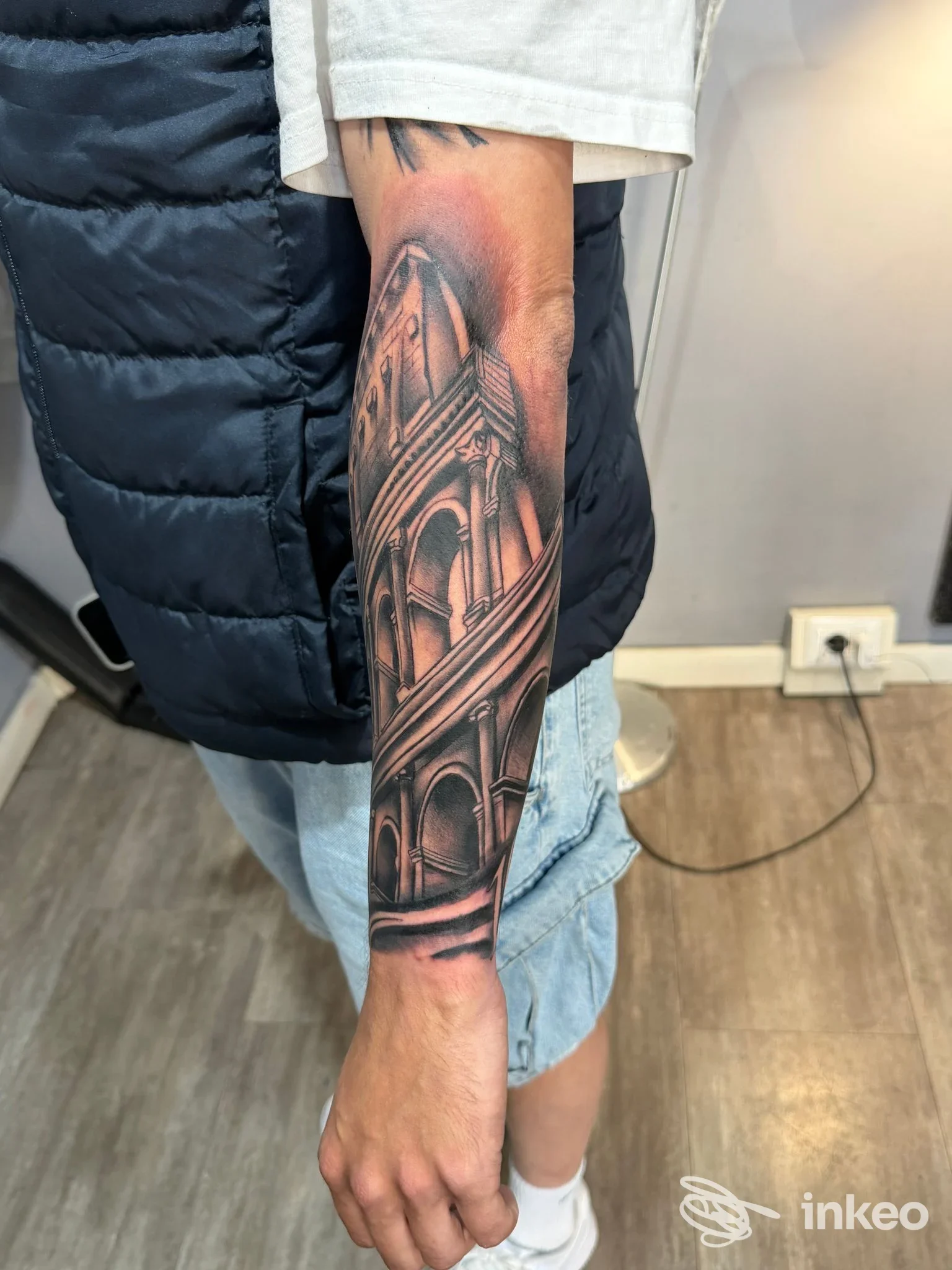 Avambraccio con tatuaggio architettonico in bianco e nero realizzato da Marmo Gdi - Tattoo & Piercing, Roma.