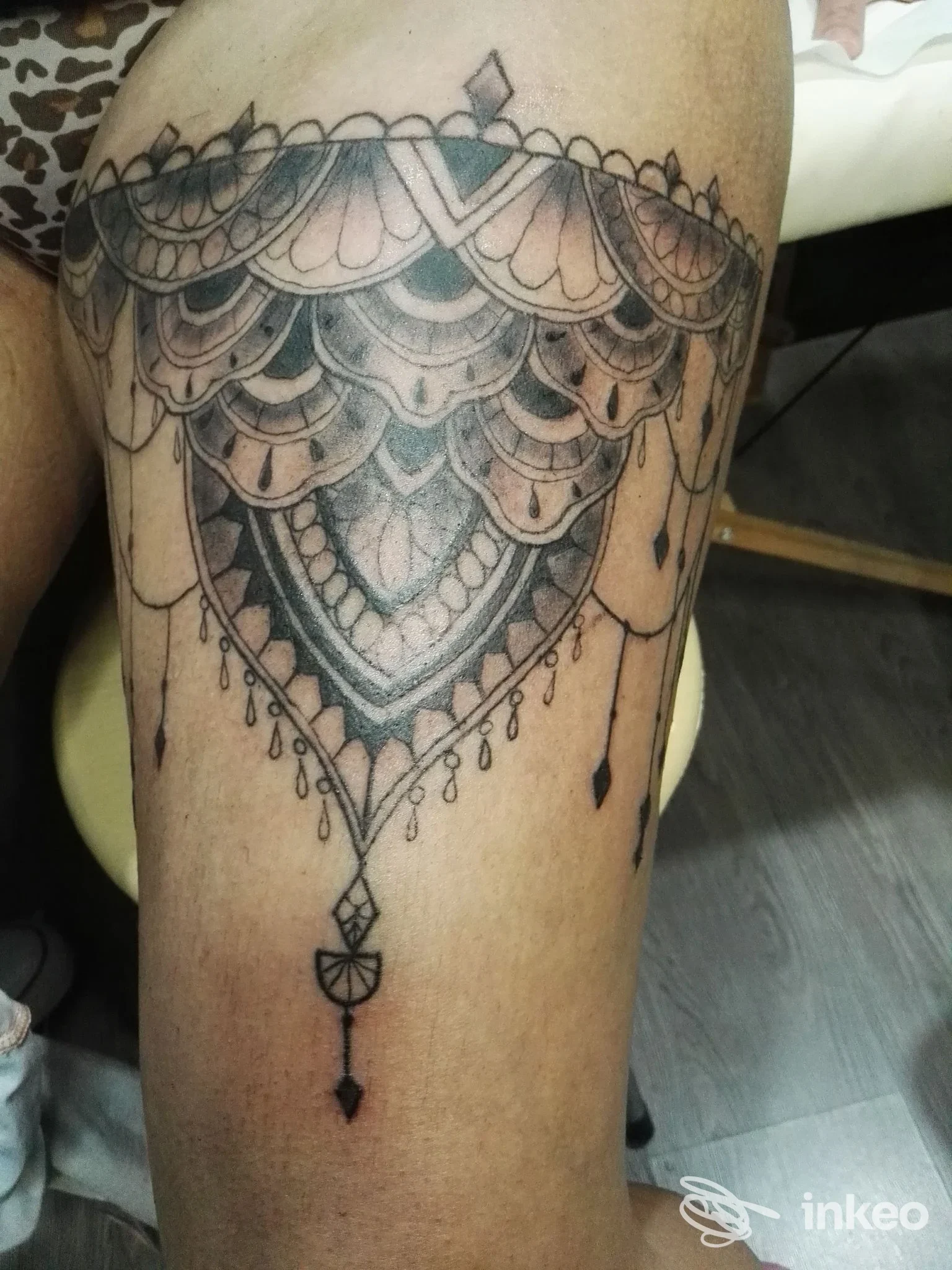 Fotografia ravvicinata di un tatuaggio ornamentale in bianco e nero sulla parte superiore della coscia, realizzato da La Laguna delle Sirene Tattoo a Roma.