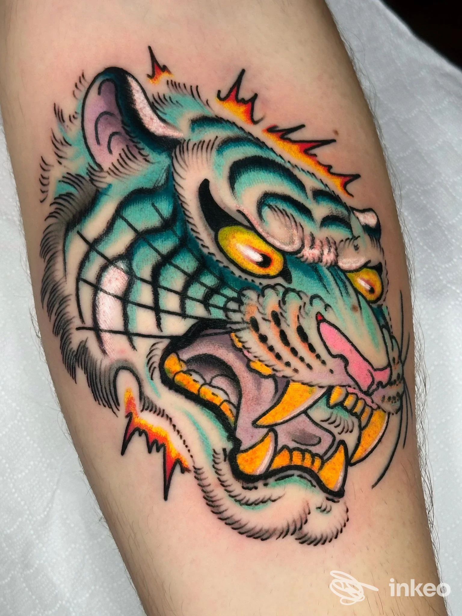 Tatuaggio neo-traditional di testa di tigre colorata su avambraccio, realizzato da Metropolis Shop Roma Tattoo & Barber, Roma.