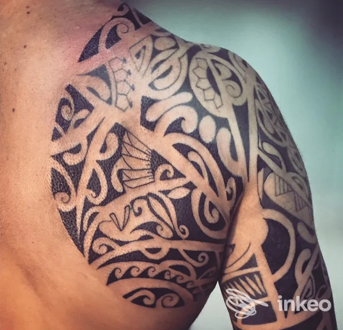 Ampio tatuaggio tribale nero sulla spalla e parte alta del petto, foto inviata da Moko Tattoo Studio, Roma.