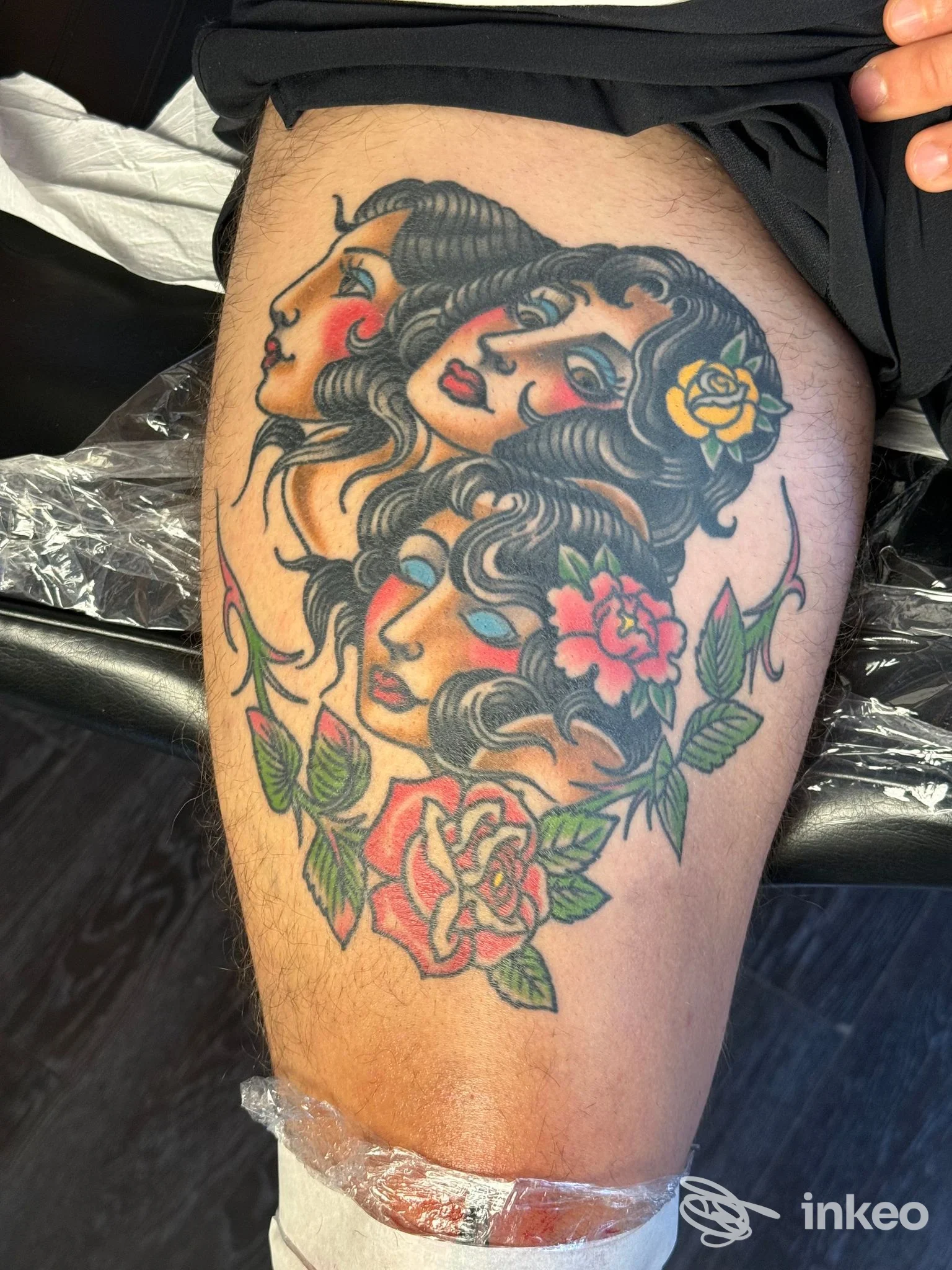 Tatuaggio tradizionale su coscia con tre volti femminili e rose, lavoro eseguito da Mr Belly Tattoo, Roma.
