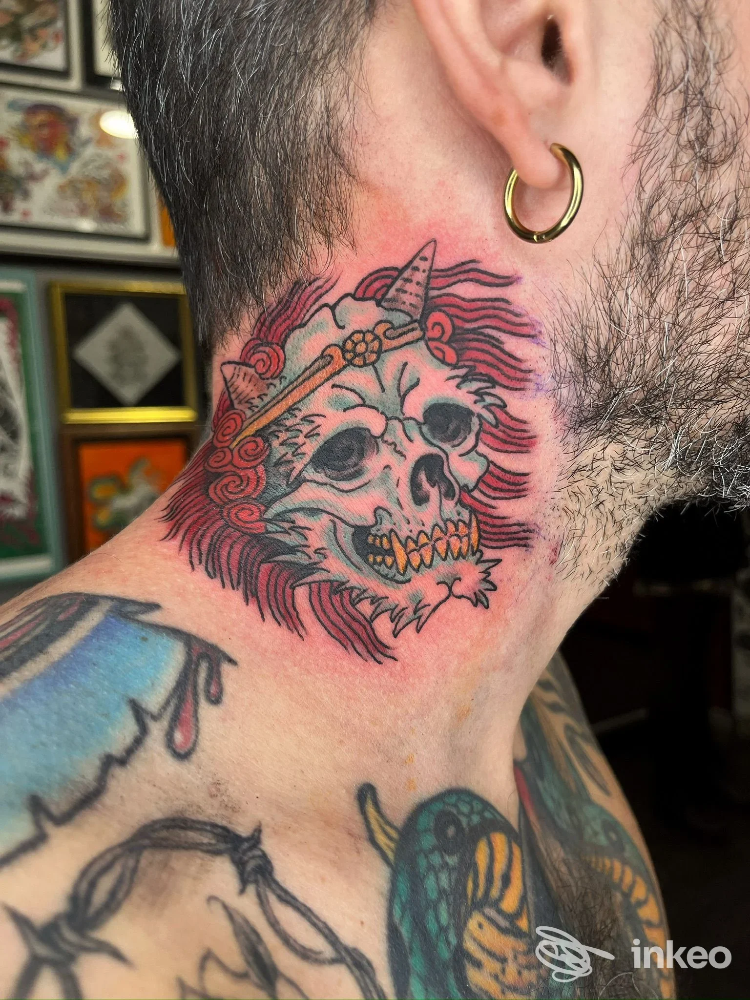 Tatuaggio a forma di teschio colorato sul collo di un cliente, foto scattata nello studio Mr Belly Tattoo a Roma.