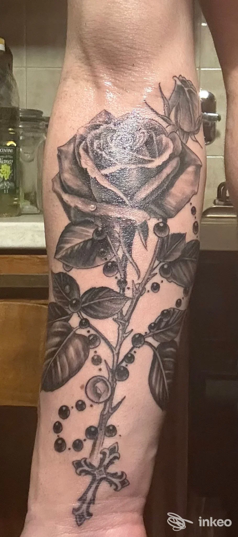 Tatuaggio a rosa in black & grey sull'avambraccio, foto inviata da Nightmare Tattoo, Roma.