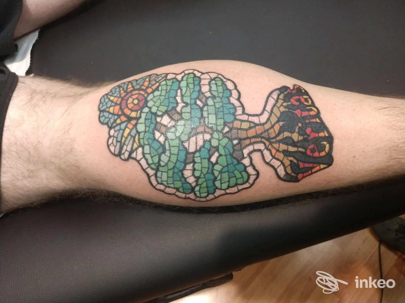Tatuaggio colorato a mosaico su polpaccio maschile, foto inviata da Nightmare Tattoo, Roma.