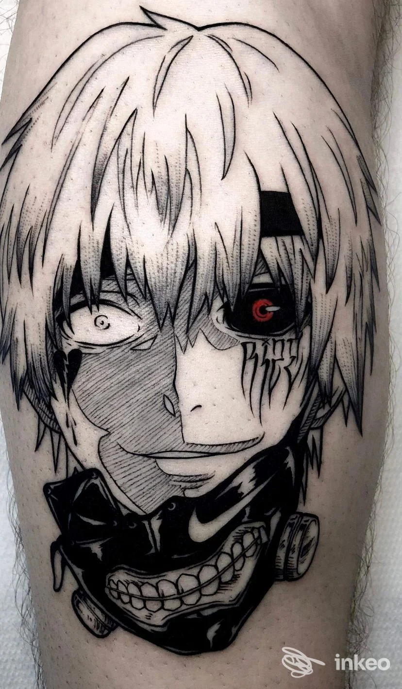Grande tatuaggio stile anime in bianco e nero su polpaccio, realizzato da Nocturnal Tattoos & Spirits, Roma.