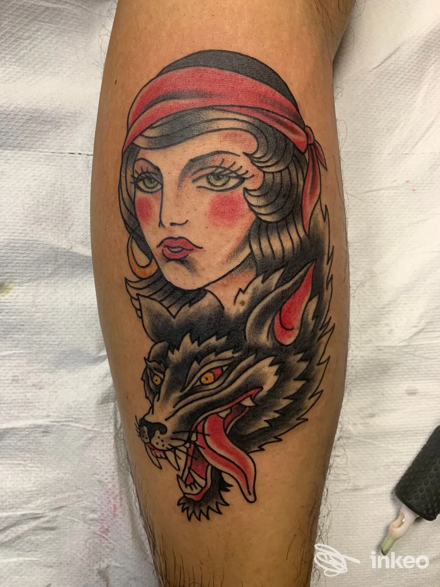 Tatuaggio sul polpaccio con volto femminile e testa di lupo, foto proveniente da Nocturnal Tattoos & Spirits, Roma.