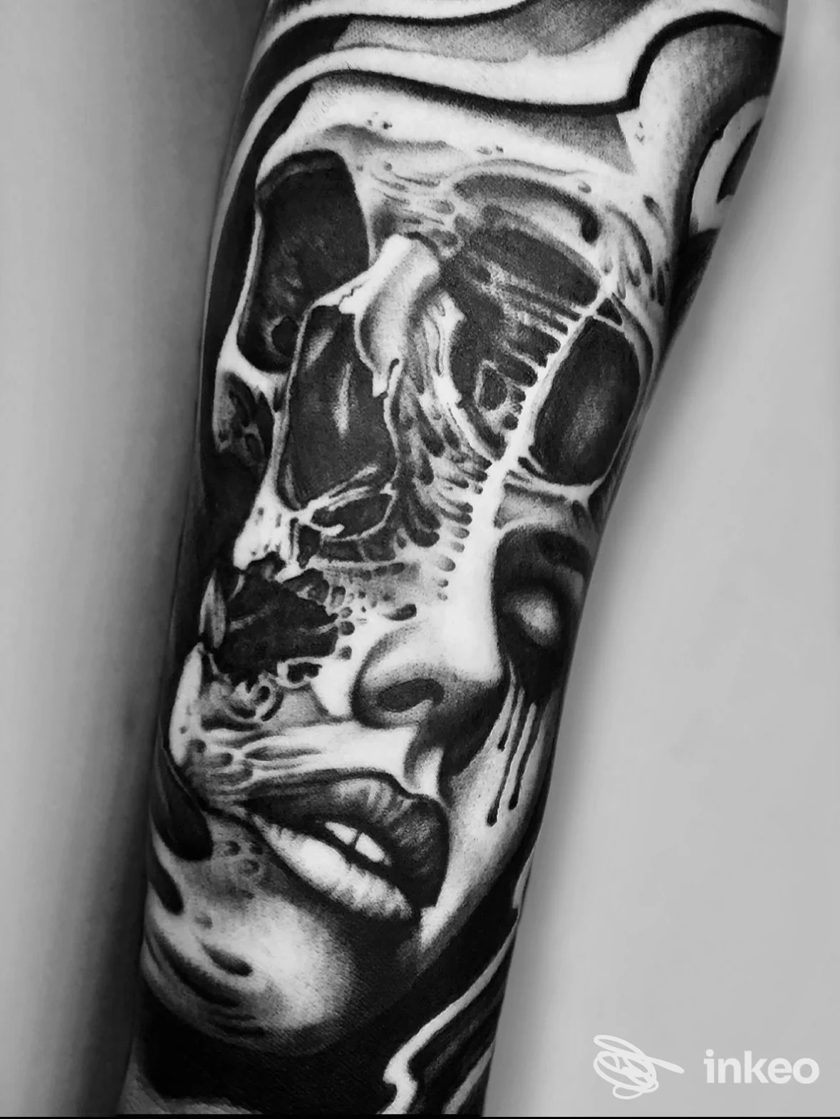 Primo piano di un tatuaggio black & grey su avambraccio realizzato da Mi Vida Loca Tattoo, Roma: volto e teschio fusi in stile realistico.