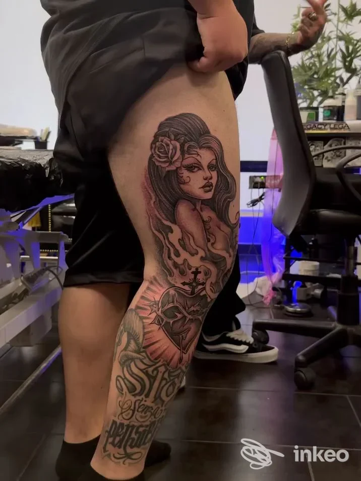Gamba tatuata con ritratto femminile, fiori e scritte, foto realizzata presso Mi Vida Loca Tattoo a Roma.