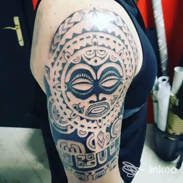 Foto del tatuaggio su braccio e spalla realizzato da Ofelia Tattoo di Cristina Pallini, Valmontone.