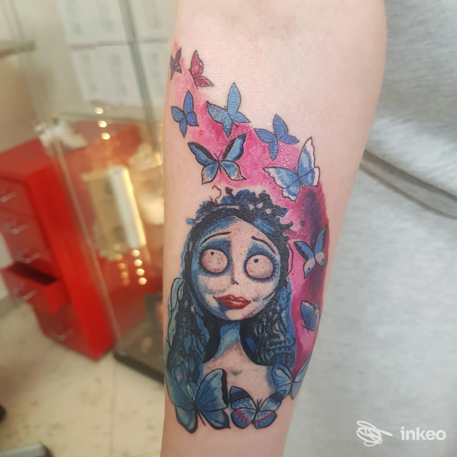 Tatuaggio colorato su avambraccio con figura femminile e farfalle, Ofelia Tattoo, Valmontone.