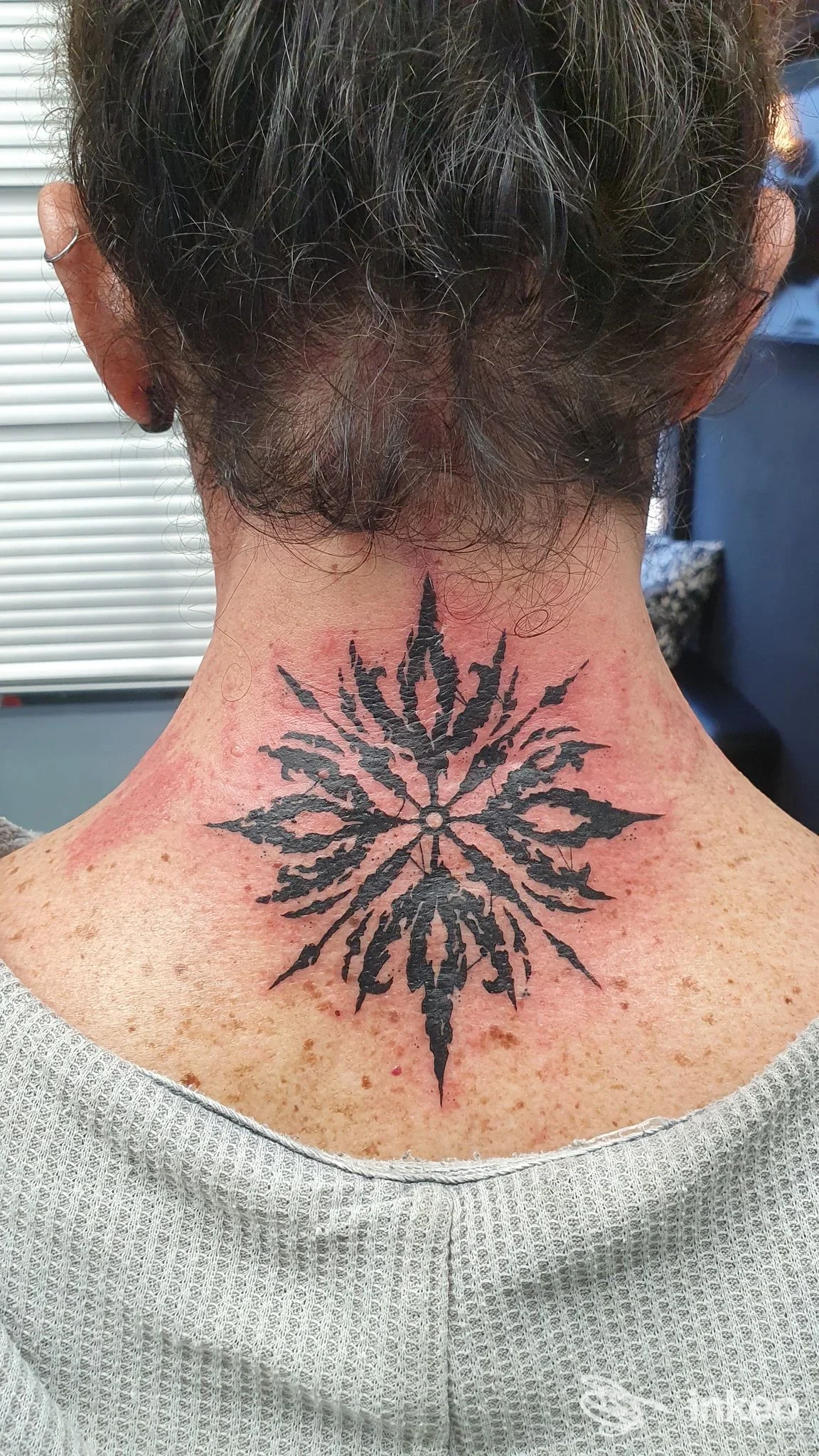Tatuaggio nero a motivo radiale sulla nuca, foto scattata nello studio Overdrive Tattoo Studio a Roma.