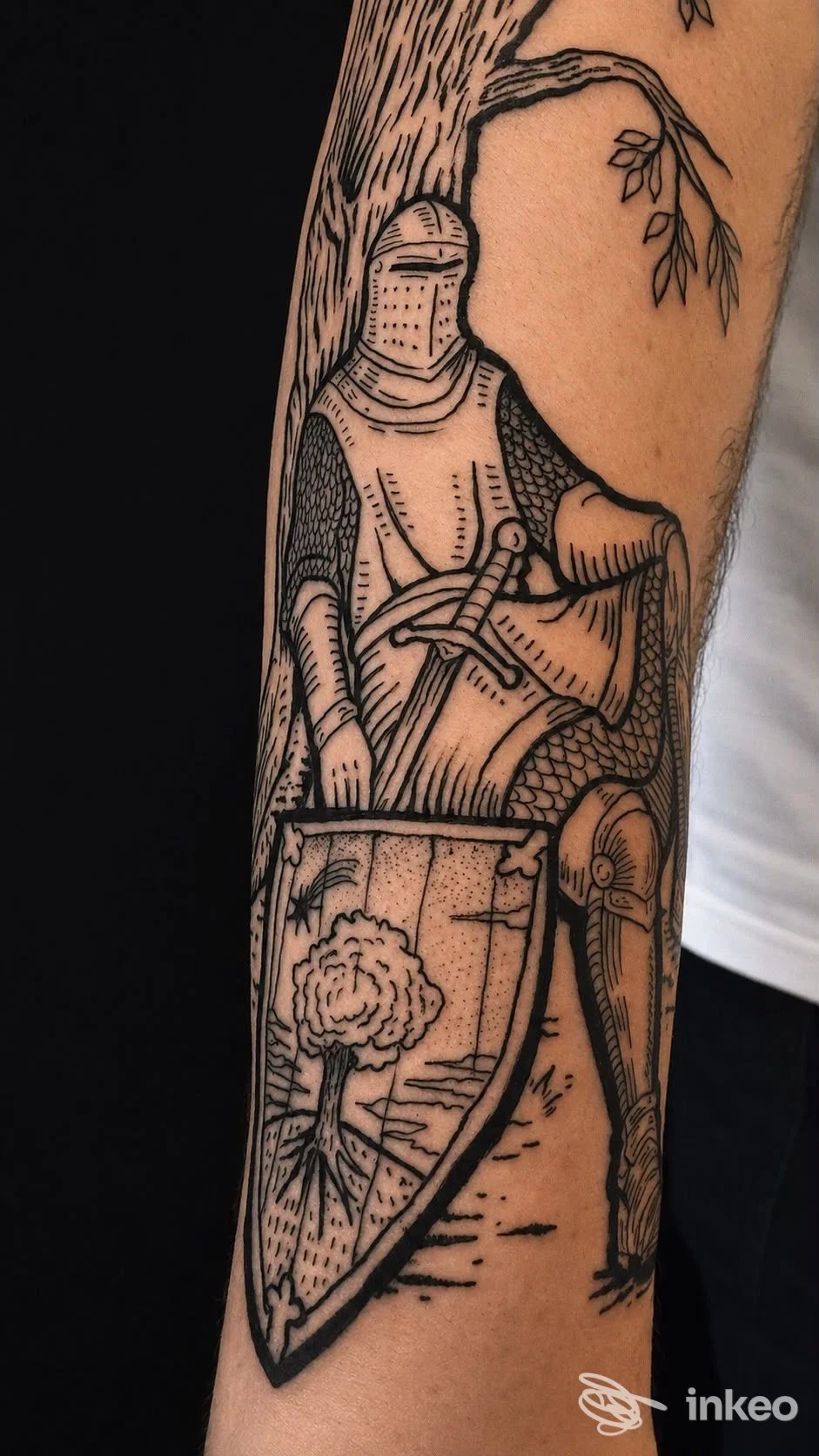Tatuaggio su avambraccio raffigurante un cavaliere con scudo decorato; foto fornita dallo studio Overdrive Tattoo Studio Roma, Roma.