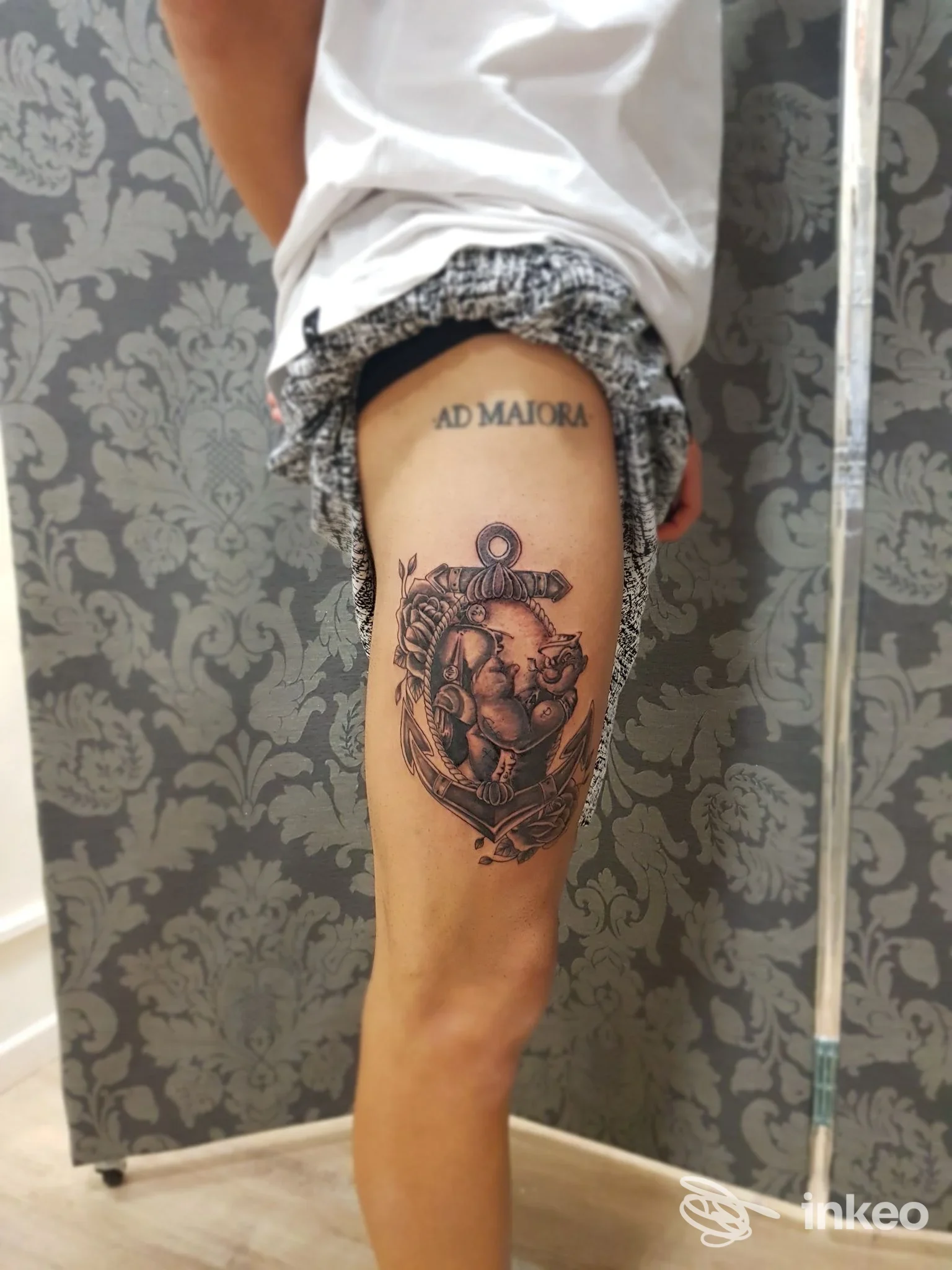 Tatuaggio a inchiostro nero di un'ancora sulla coscia, fotografia inviata da PIN UP TATTOO, Frosinone.