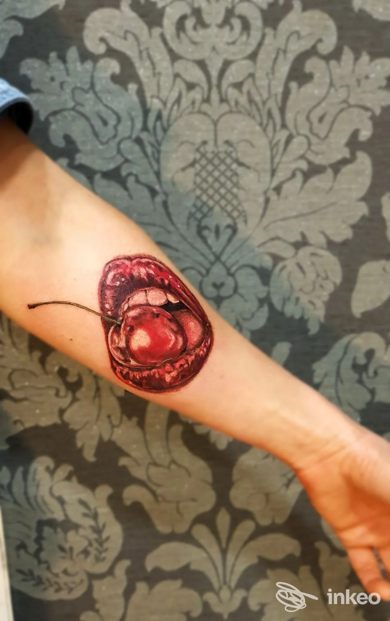 Avambraccio con tatuaggio raffigurante una bocca rossa; PIN UP TATTOO, Frosinone.