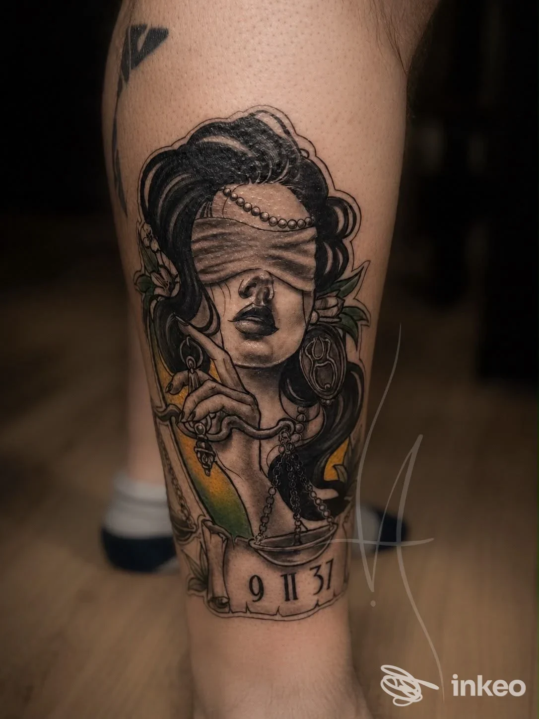 Tatuaggio figurativo di volto bendato su polpaccio, PIN UP TATTOO, Frosinone.