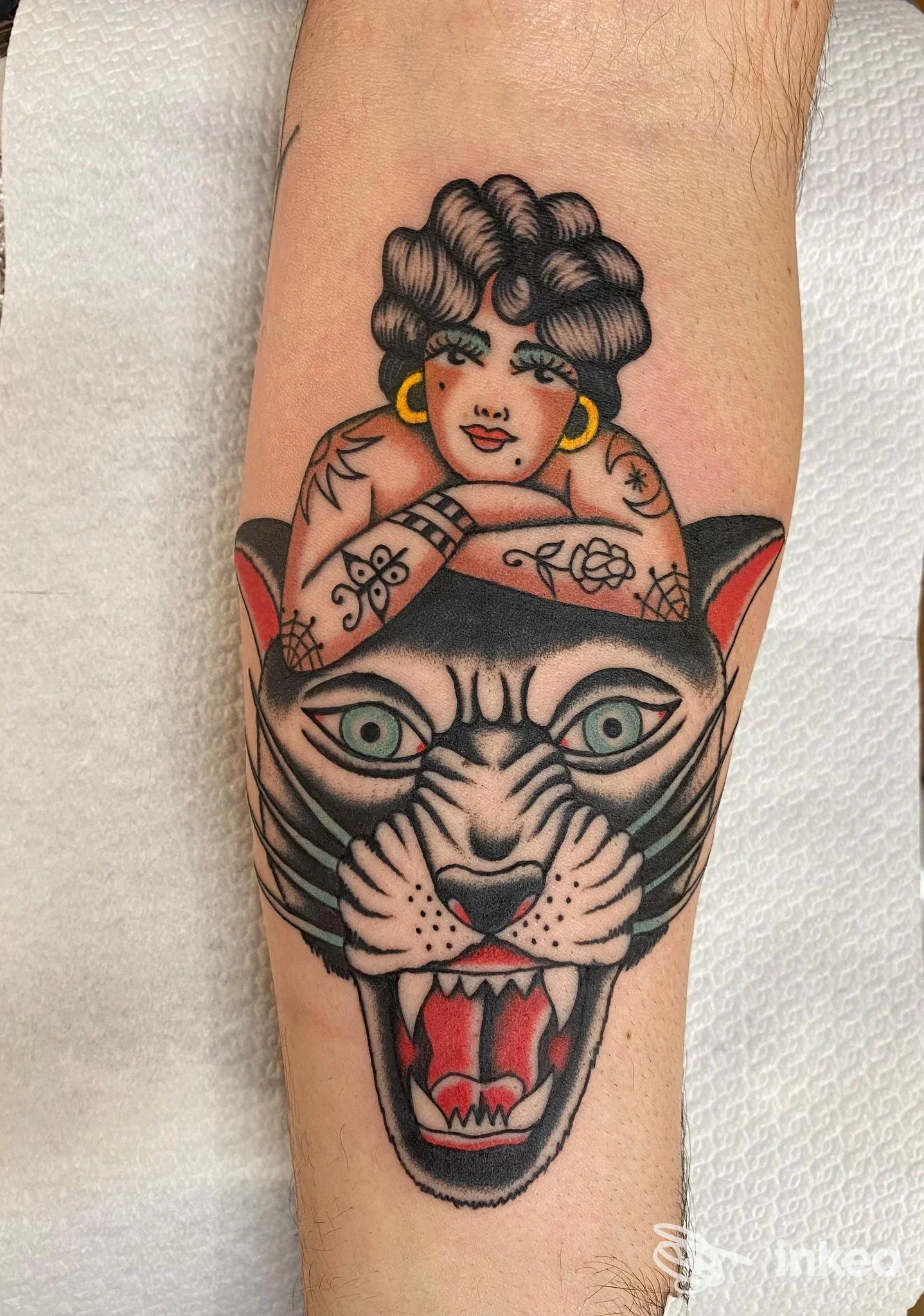 Tatuaggio tradizionale su avambraccio con testa di tigre e donna sopra, opera fotografata a Roma Classic Tattooing, Roma.