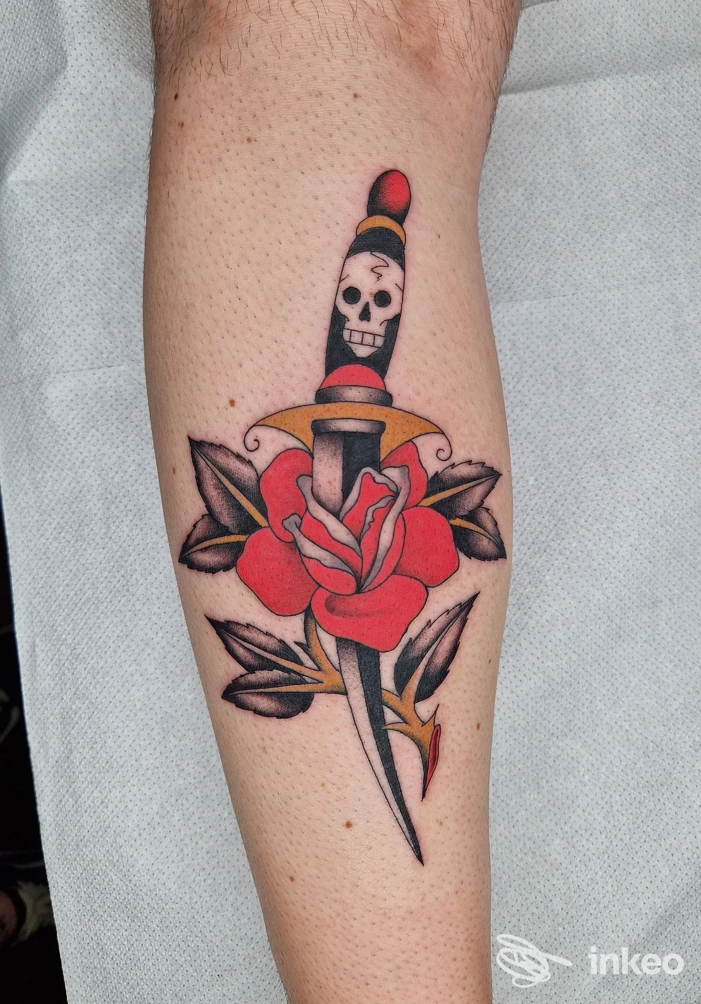 Tatuaggio tradizionale di pugnale e rosa sul avambraccio, realizzato da Roma Classic Tattooing a Roma.