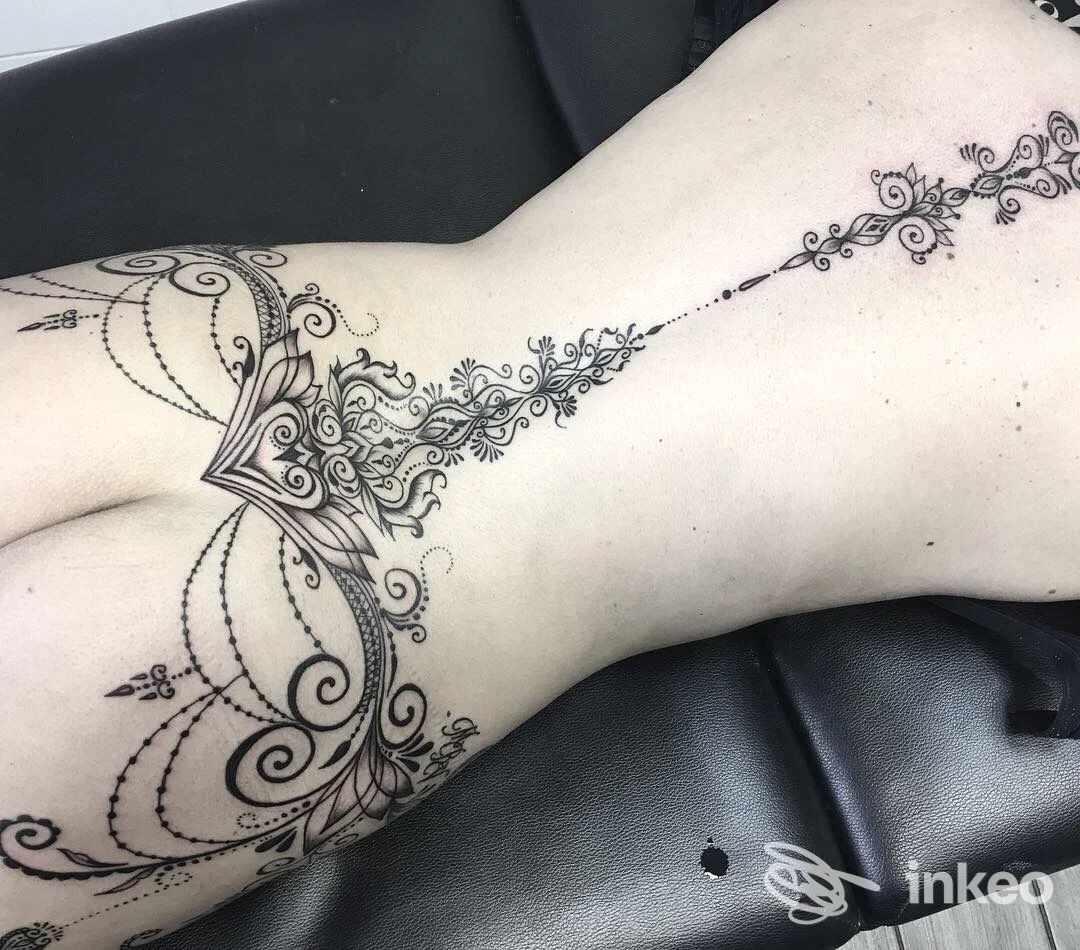 Tatuaggio ornamentale nero sul fianco e parte bassa della schiena, immagine fornita da Roma Nord Tattoo, Roma.