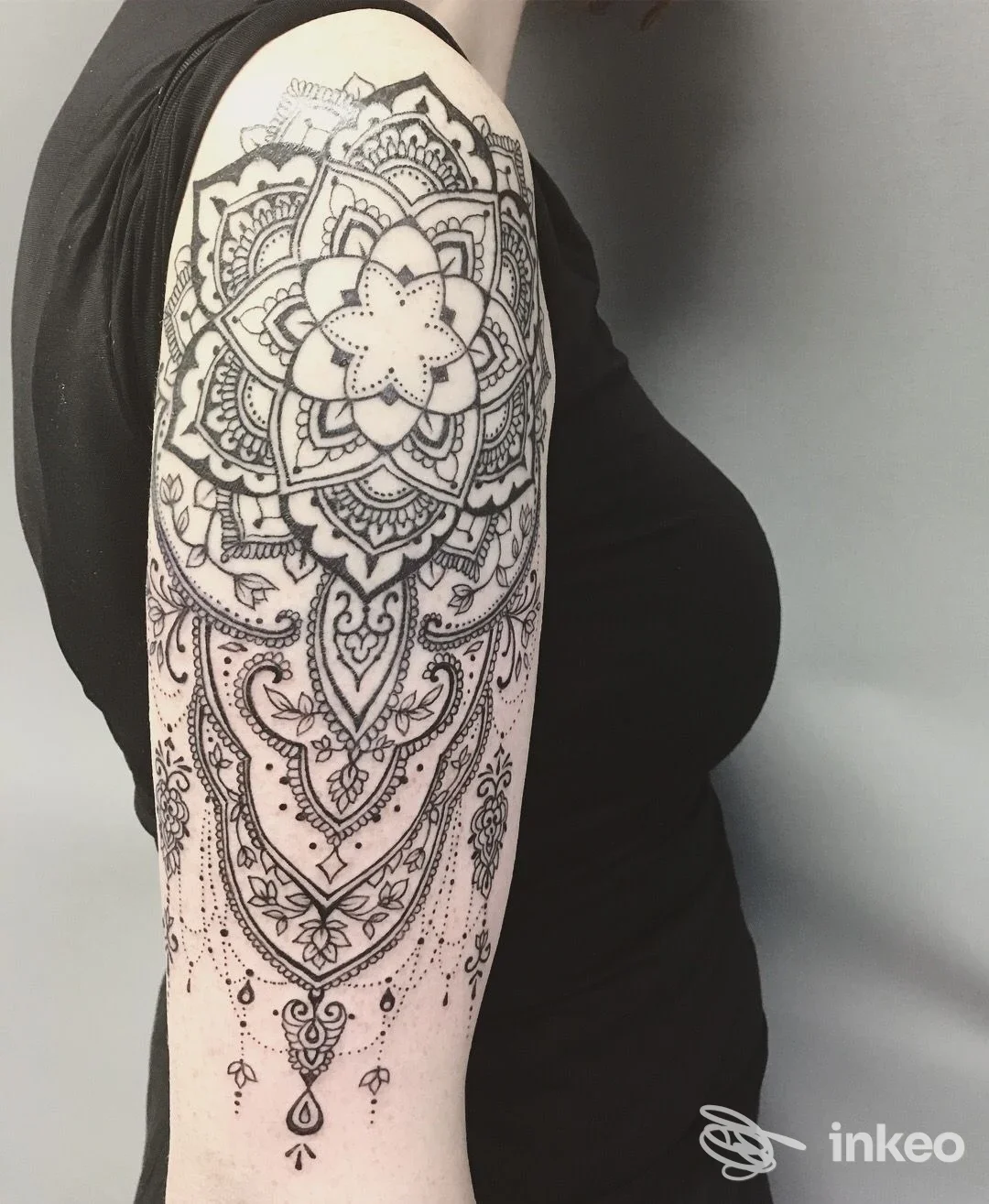 Ampio tatuaggio mandala e ornamenti sul braccio superiore, foto inviata da Roma Nord Tattoo, Roma.