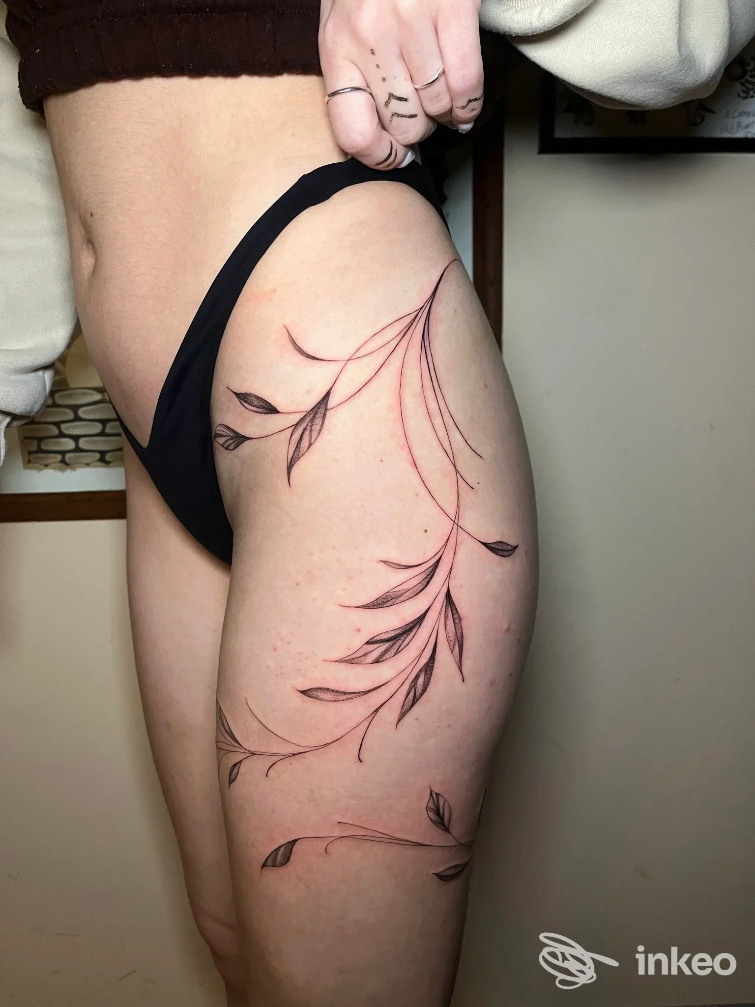 Tatuaggio botanico lineare sulla coscia, Old Boat Tattoo, Roma.
