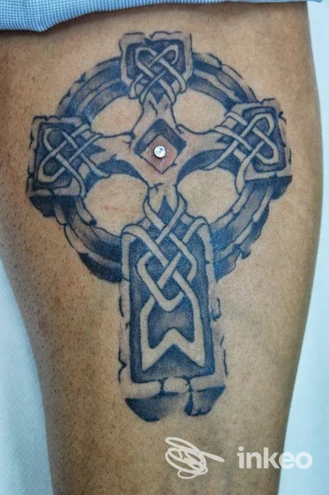 Tatuaggio a croce celtica con intrecci e microdermal centrale sul polpaccio, PAOLA DE CASTRO TATTOO, Valmontone.