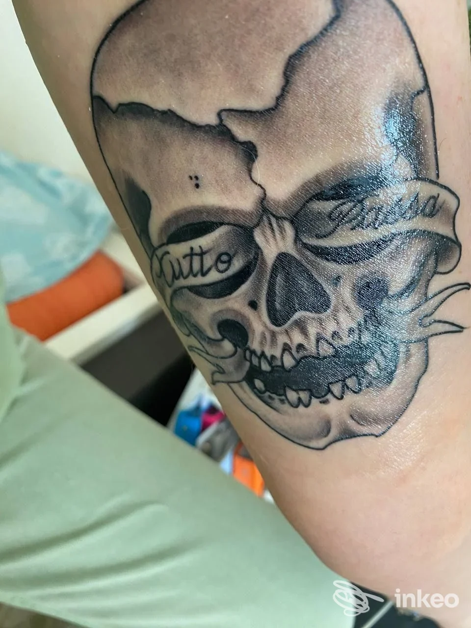 Tatuaggio in stile realistico/black & grey di un teschio sull'avambraccio, fotografia fornita da Psycho Tattoo Studio a Roma.