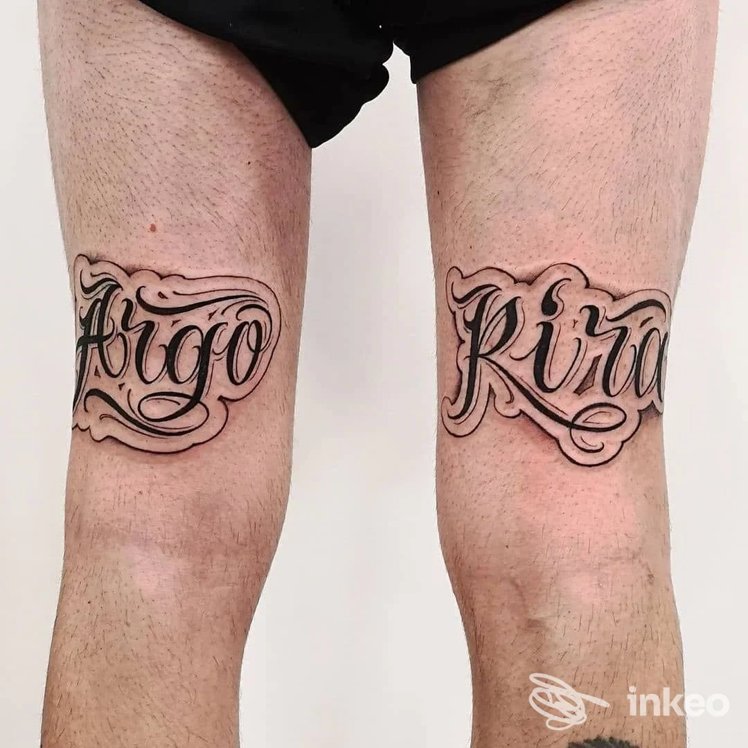 Due tatuaggi lettering sul retro delle ginocchia, foto del lavoro realizzato presso Round One Tattoo a Roma.