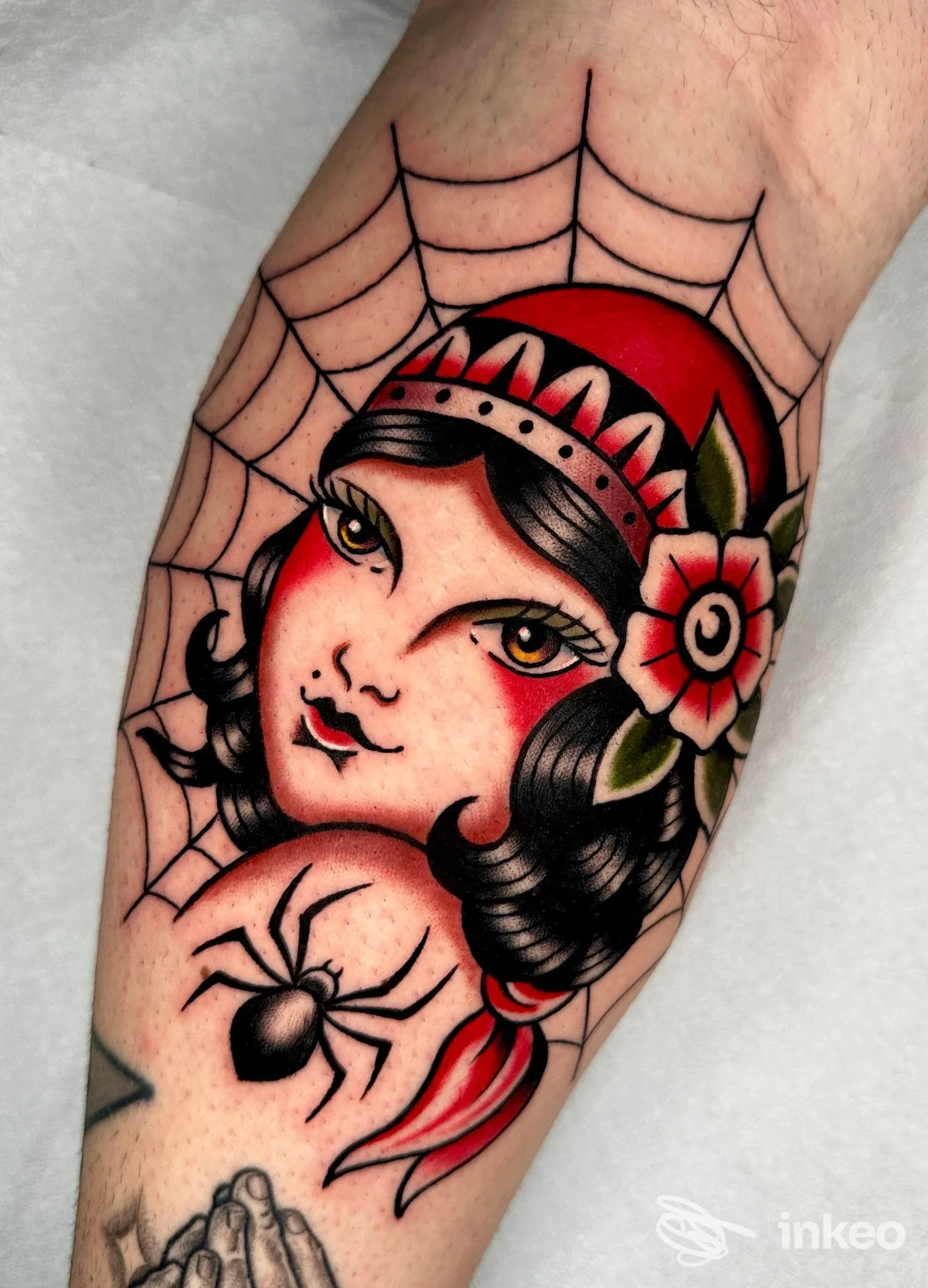Tatuaggio traditional su avambraccio con volto femminile, ragnatela e rosa — Round One Tattoo, Roma.