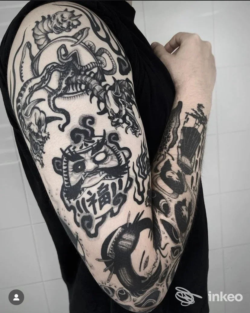 Manica nera su braccio sinistro con motivi demoniaci e figure stilizzate, foto fornita da Sad Sakura Tattoo, Roma.