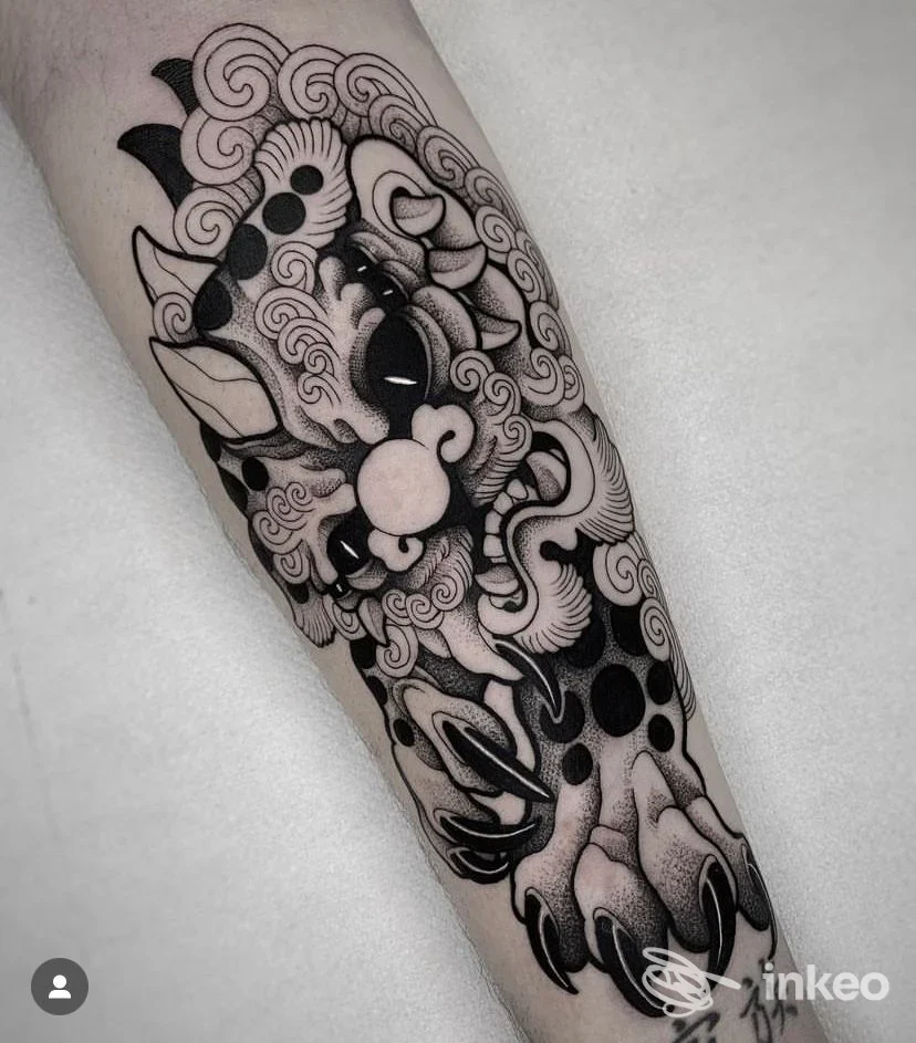 Tatuaggio nero e grigio su avambraccio con motivo a maschera ornamentale, realizzato da Sad Sakura Tattoo, Roma.