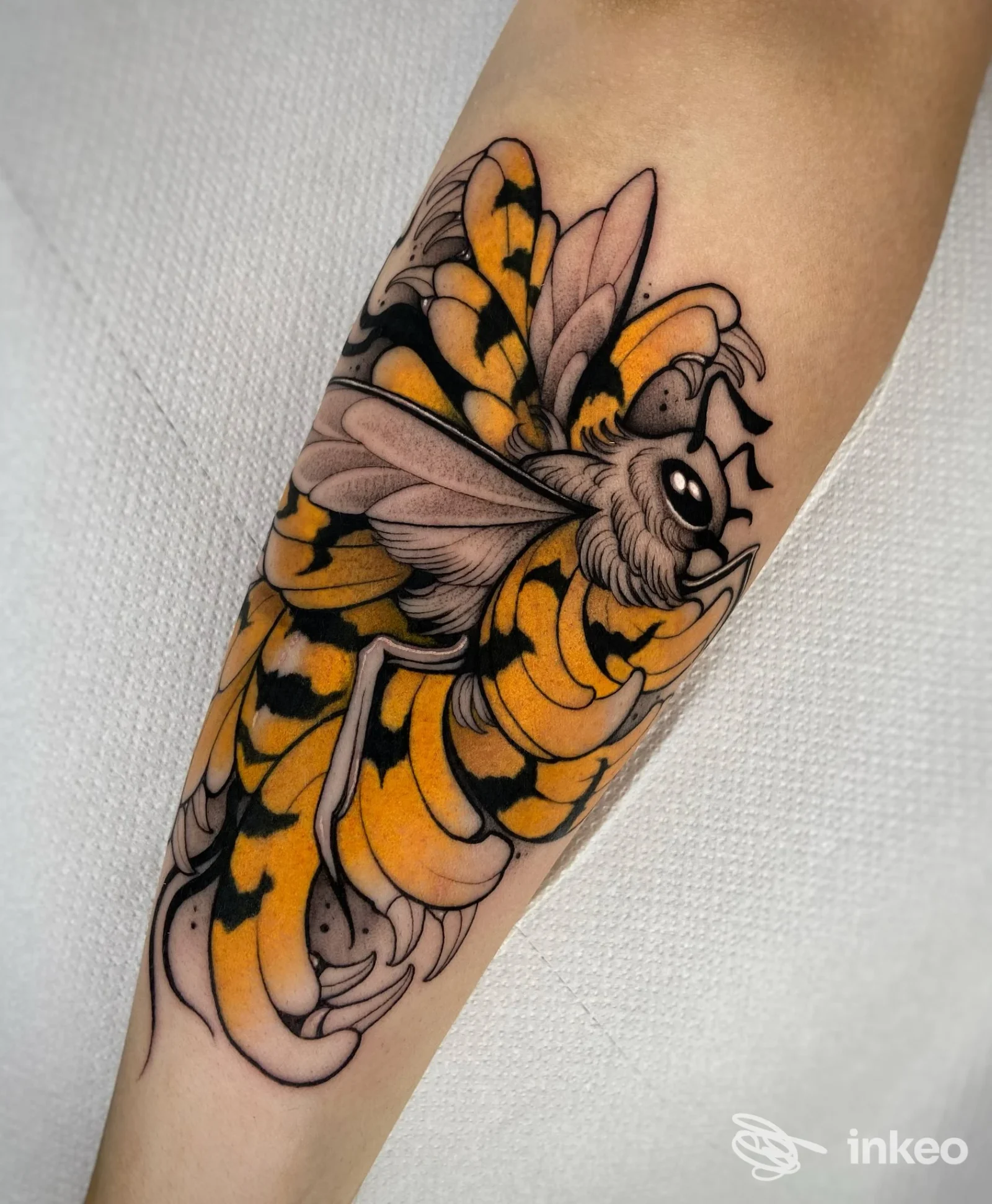 Tatuaggio a colori di un'ape stilizzata sull'avambraccio, Sad Sakura Tattoo, Roma.