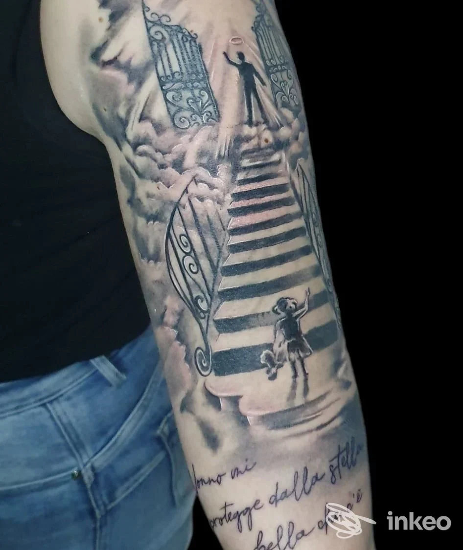 Tatuaggio a tema scala e nuvole sul braccio, con figura di bambina e cancelli – Sailor Fred Tattoo studio, Fondi.