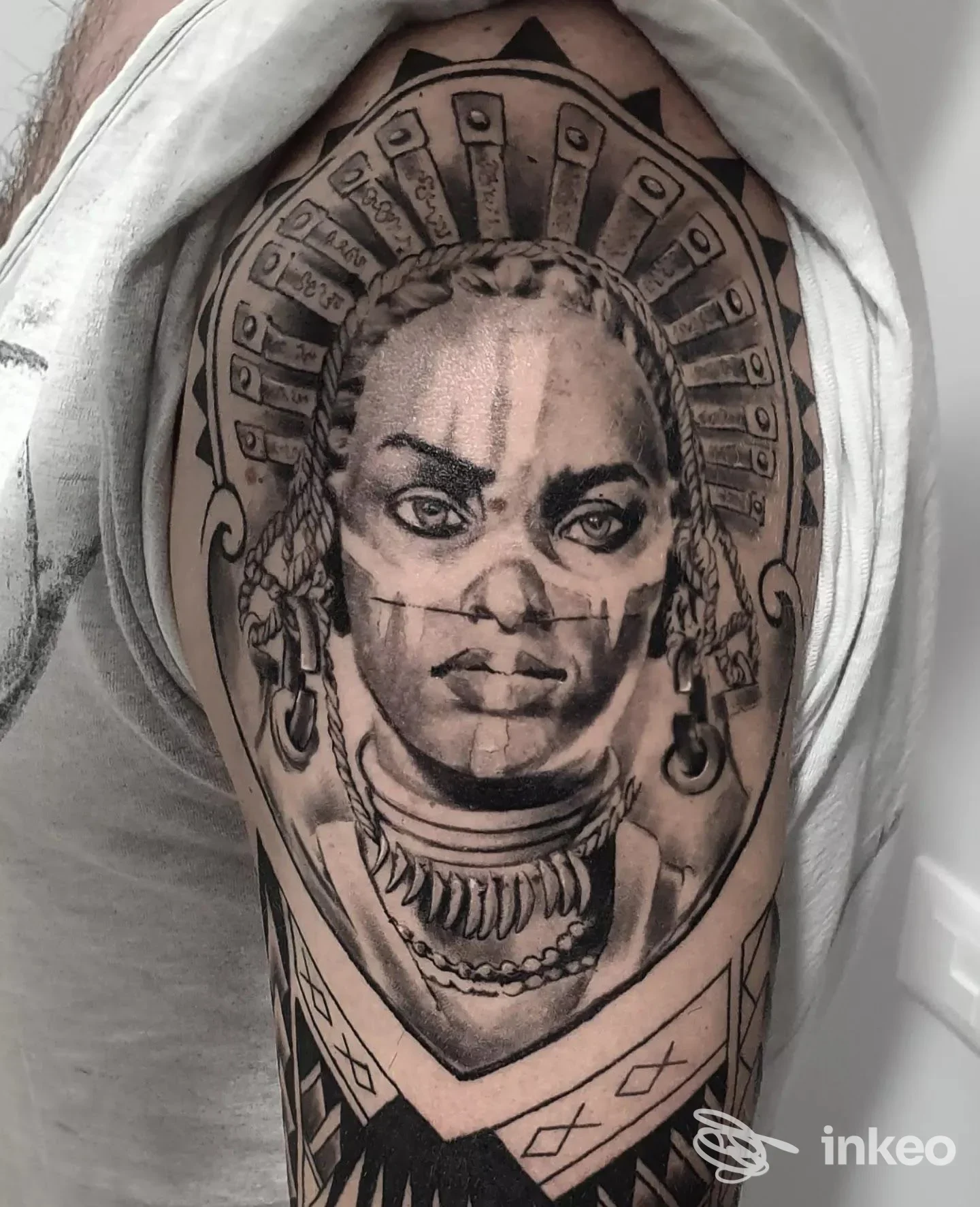Tatuaggio ritratto in bianco e nero sul braccio superiore, eseguito da Sailor Fred Tattoo studio a Fondi.