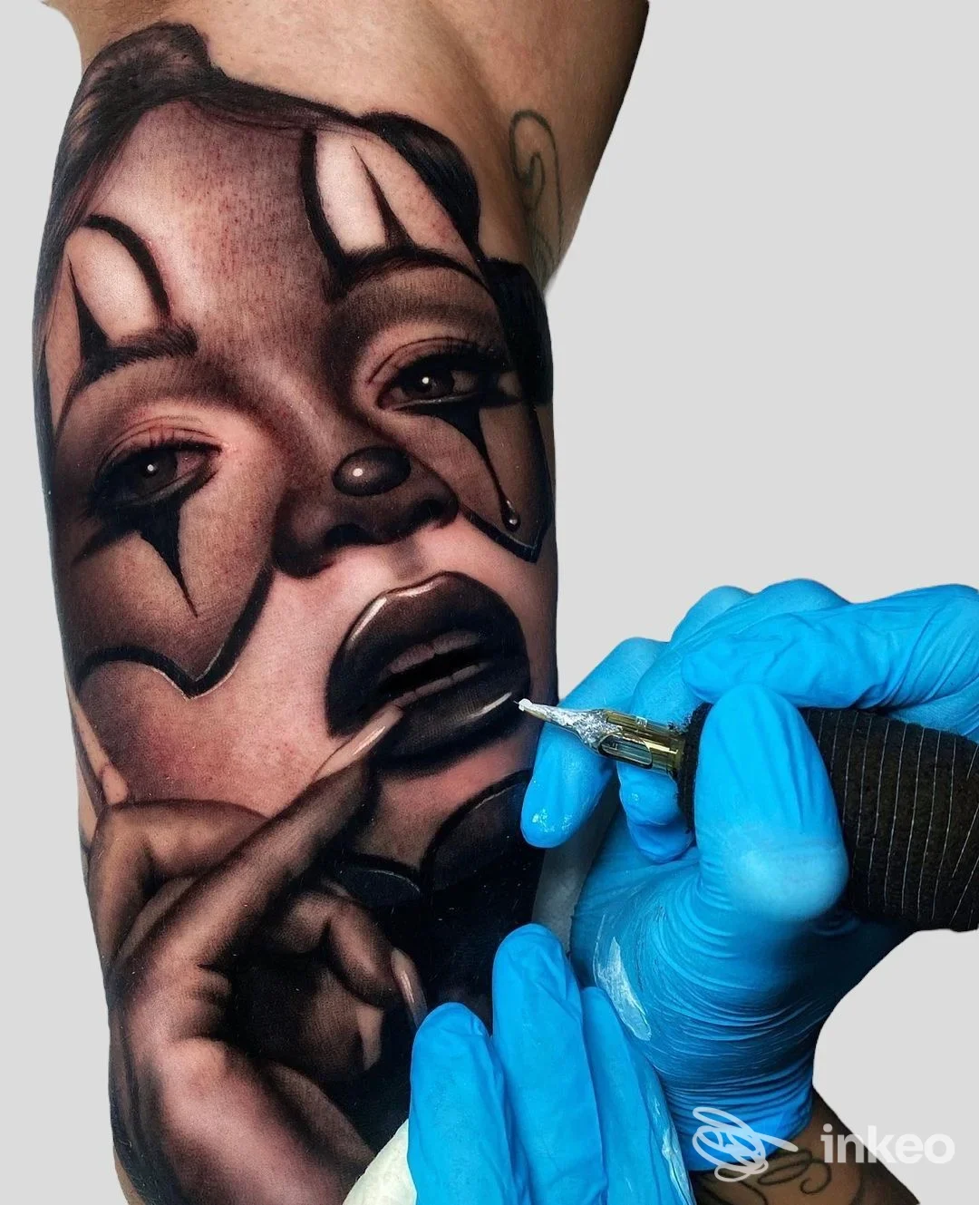 Primo piano di un tatuaggio realistico su avambraccio in fase di esecuzione presso One More Tattoo, Roma.
