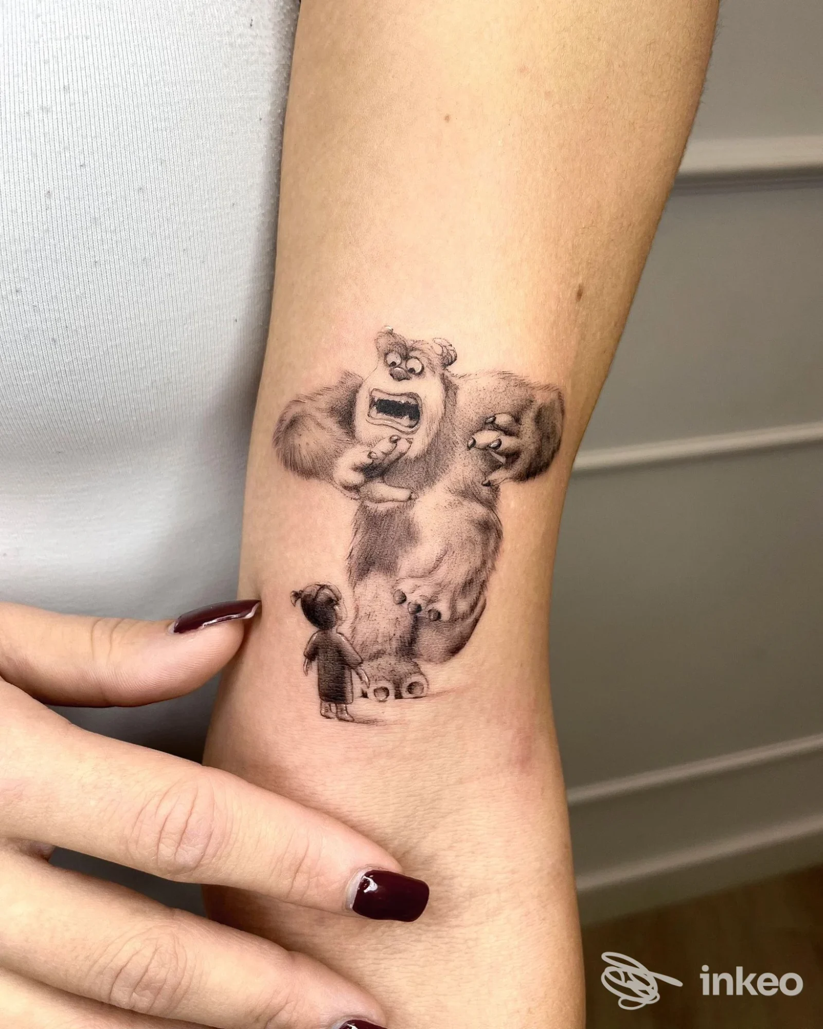 Tatuaggio in bianco e nero sull'avambraccio raffigurante un grande orso e un bambino, One More Tattoo, Roma.