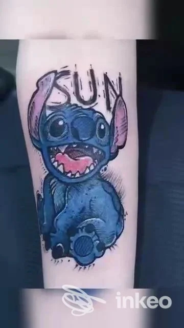 Tatuaggio colorato di Stitch sull'avambraccio, fotografato per STELLA Tattoo Art Studio, Roma.
