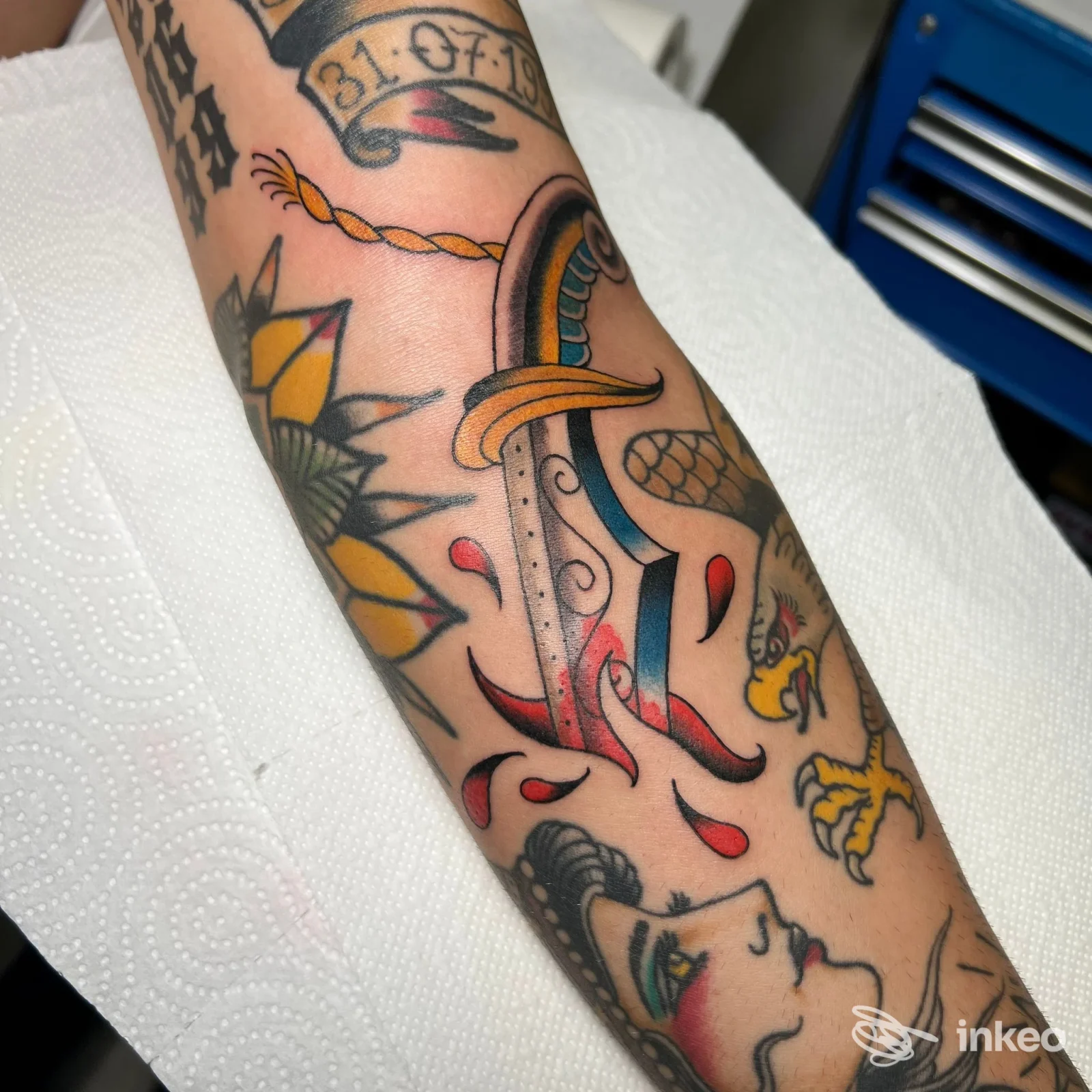 Avambraccio tatuato con pugnale stilizzato e gocce di sangue, lavoro in stile tradizionale fotografato allo Sailor Sigh Tattoo Parlour a Formia.