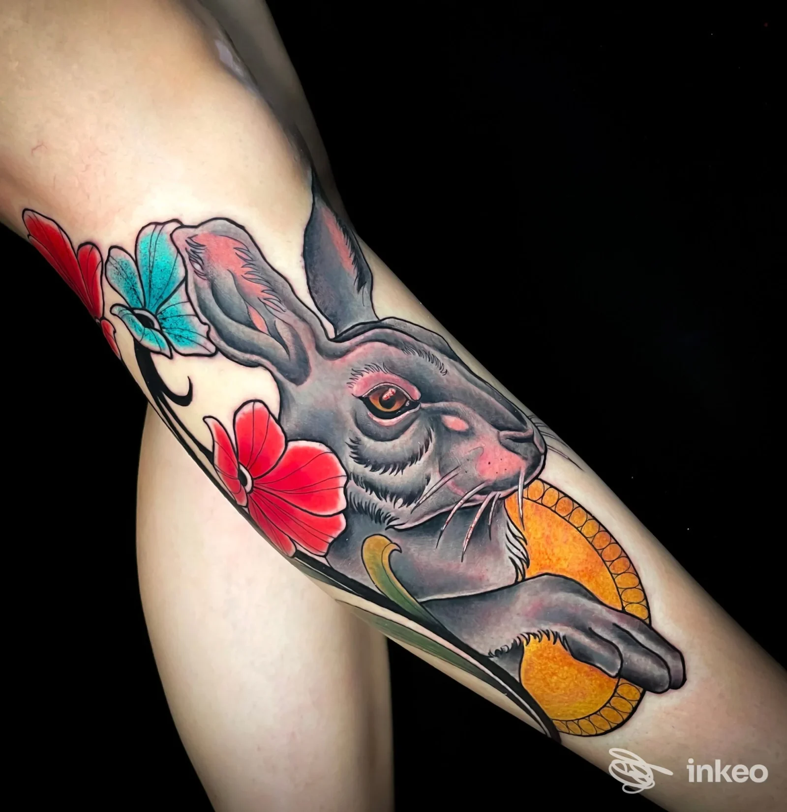 Grande tatuaggio con coniglio colorato e fiori sull'avambraccio, realizzato da Santipeccatori Tatuaggi, Roma.