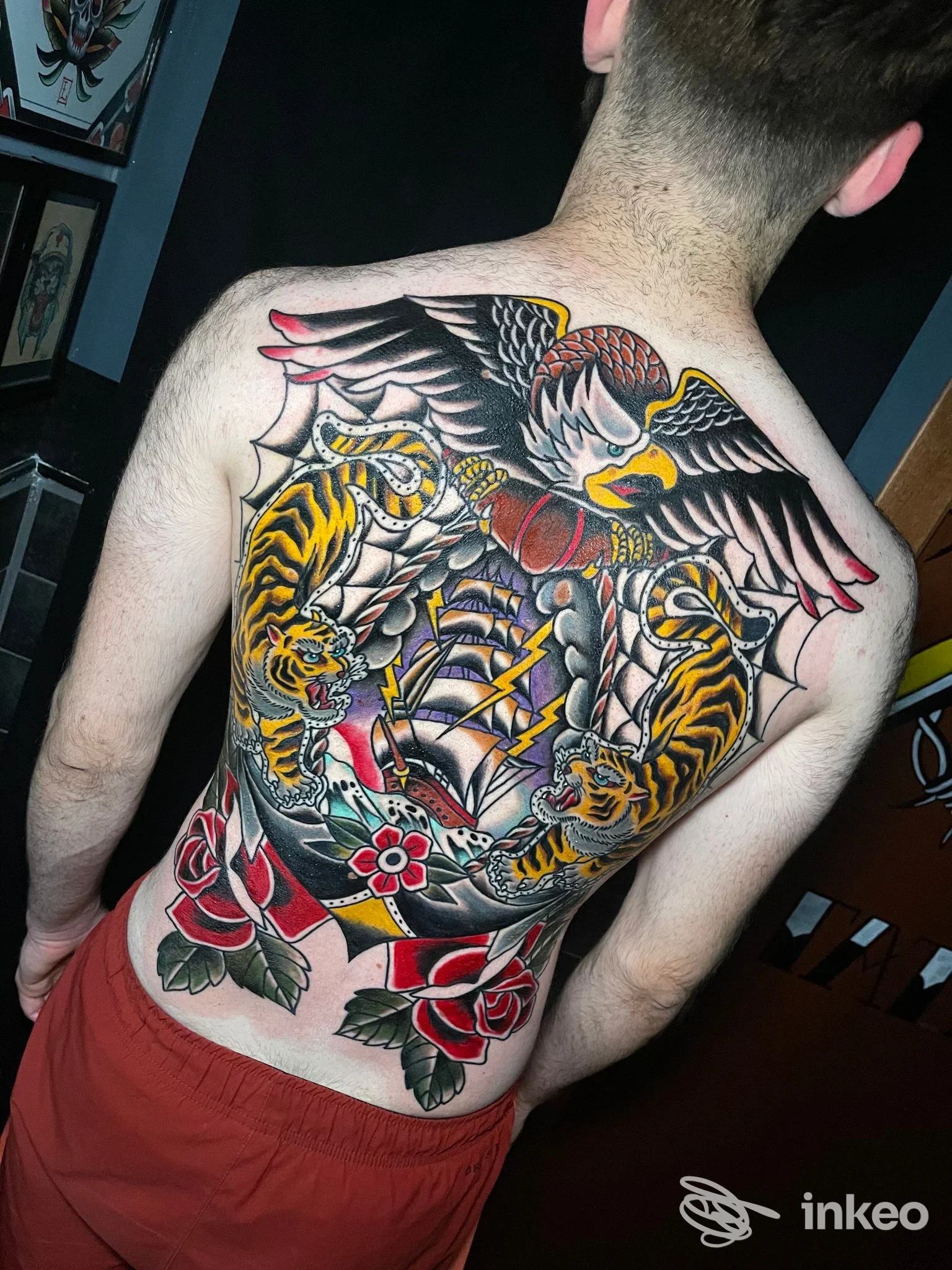 Ampio tatuaggio sulla schiena con aquila, tigri e rose a colori — Santipeccatori Tatuaggi, Roma.