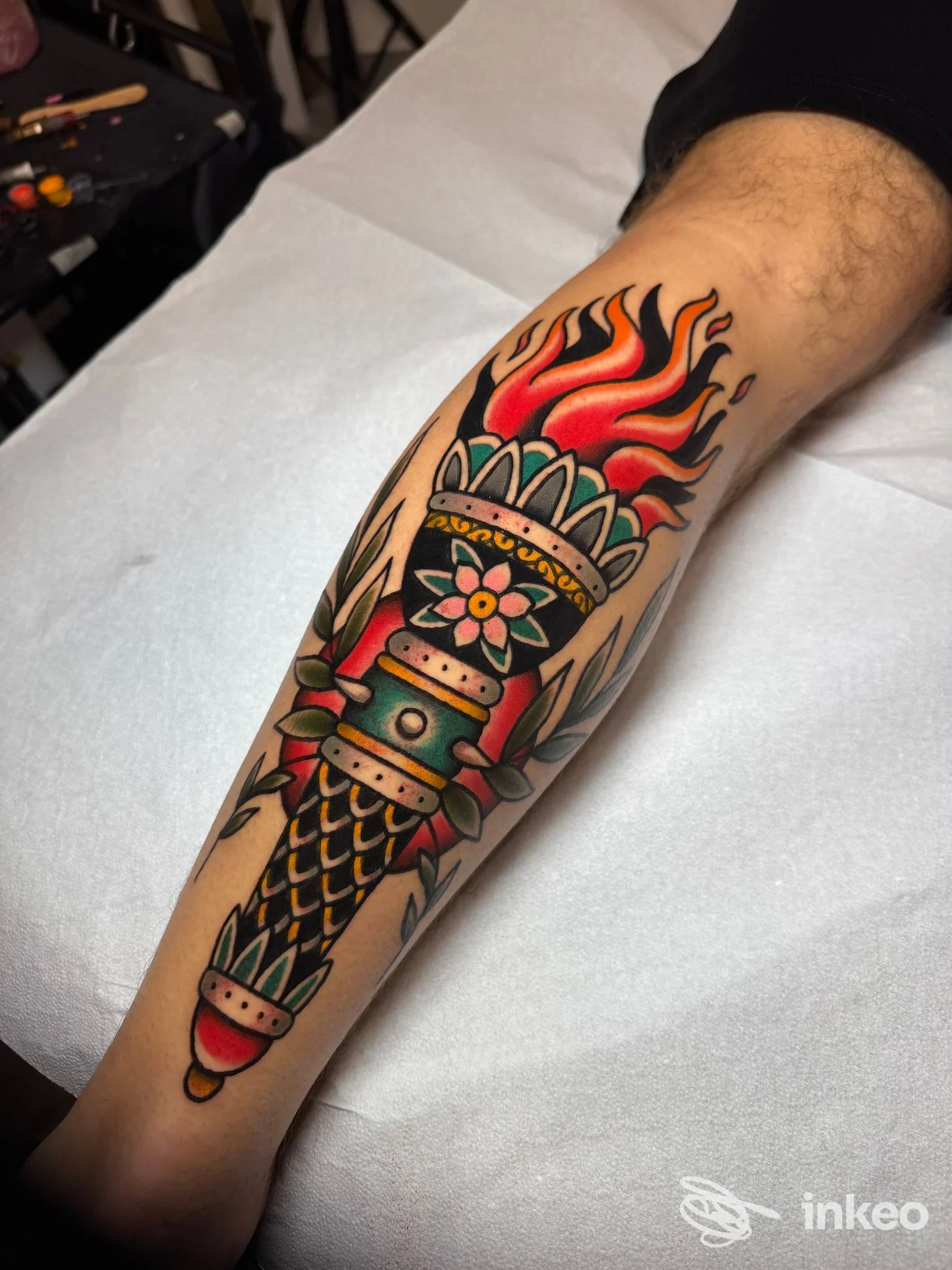 Tatuaggio colorato su avambraccio fotografato nello studio Shovel Barbershop & Tattoo, Roma.