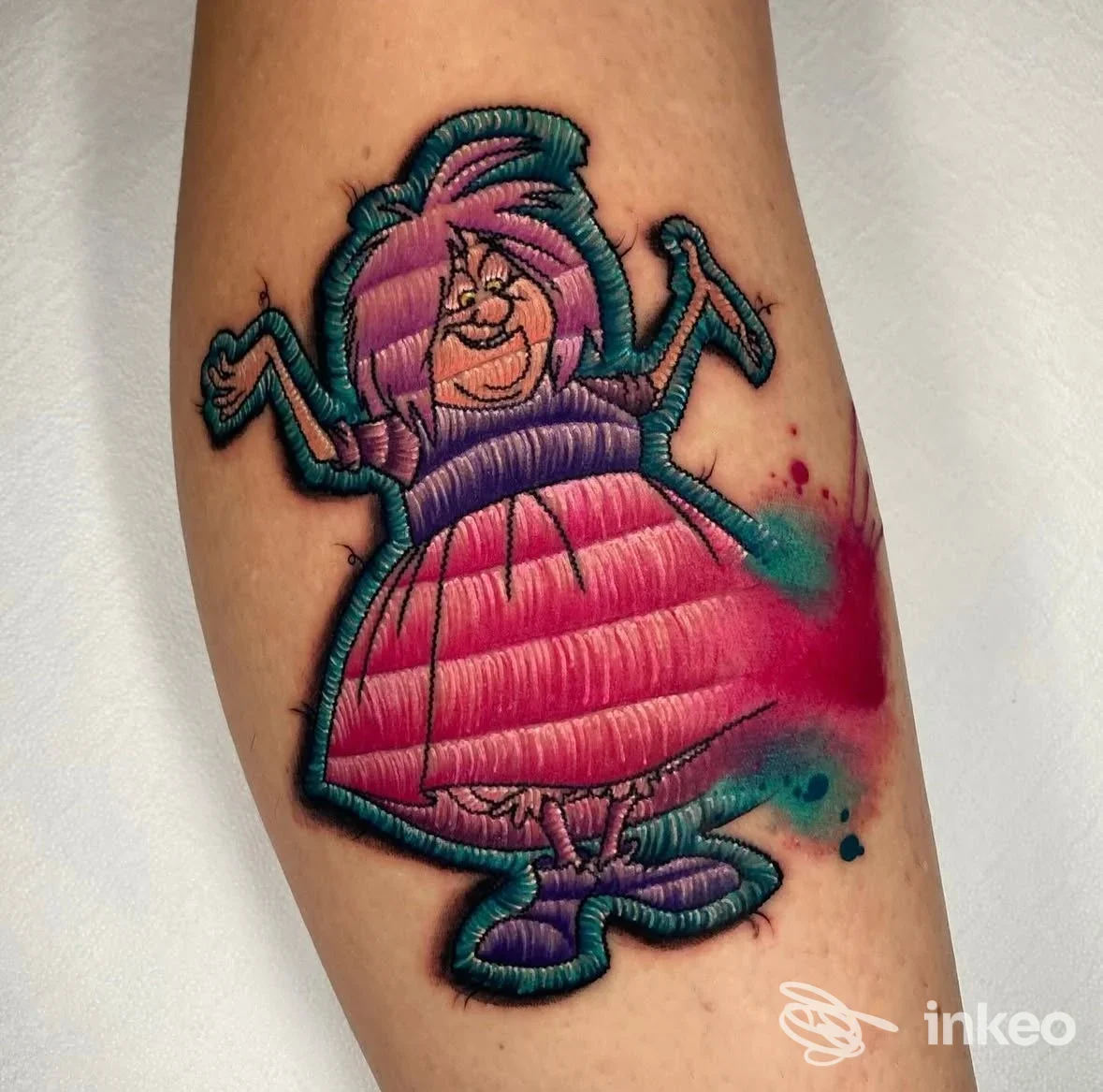 Tatuaggio colorato in stile cartoon sul avambraccio, realizzato da Sin Dolores Tattoo Studio a Roma, con contorni netti e riempimenti vivaci.