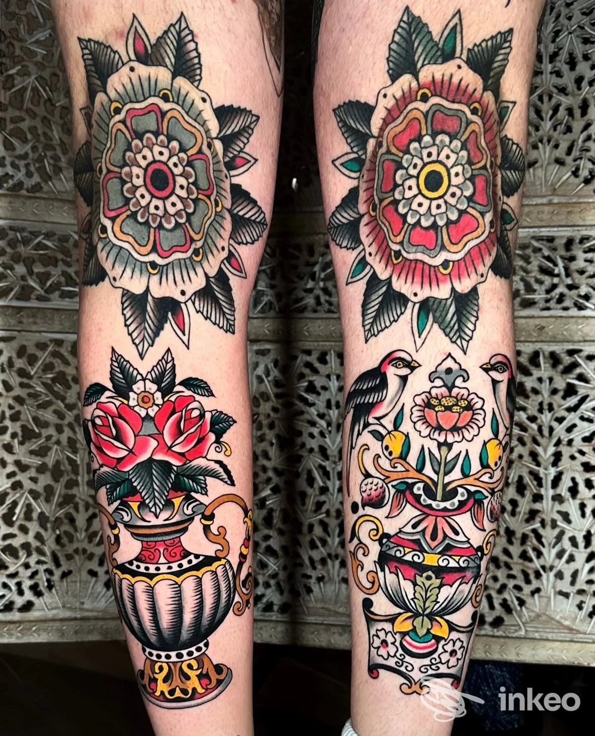 Due avambracci con tatuaggi floreali e vasi colorati, foto di Sin Dolores Tattoo Studio, Roma.