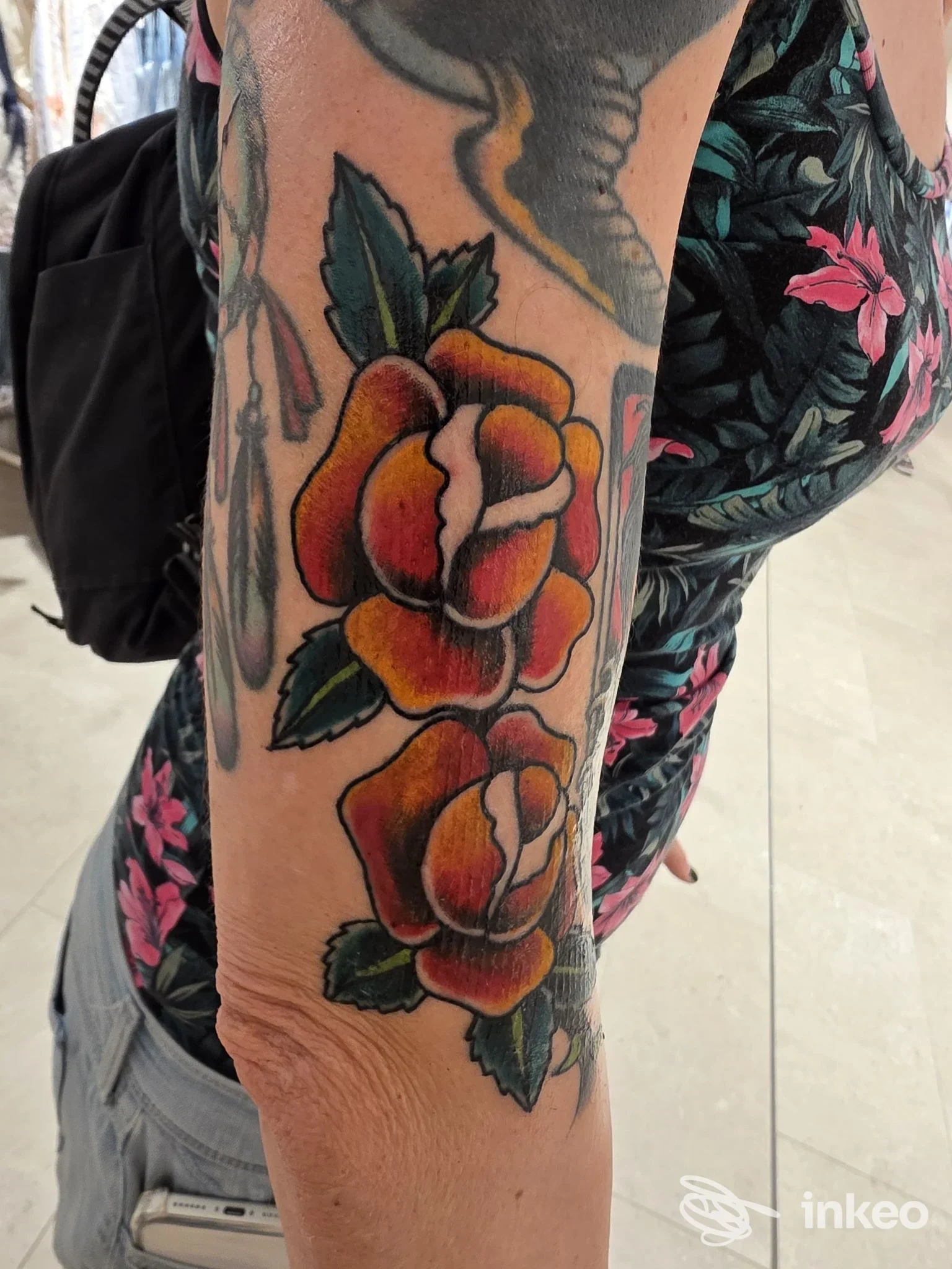 Due grandi rose tatuate sull'avambraccio, fotografia fornita da Sorry Mama Tattoo Studio a Pomezia.